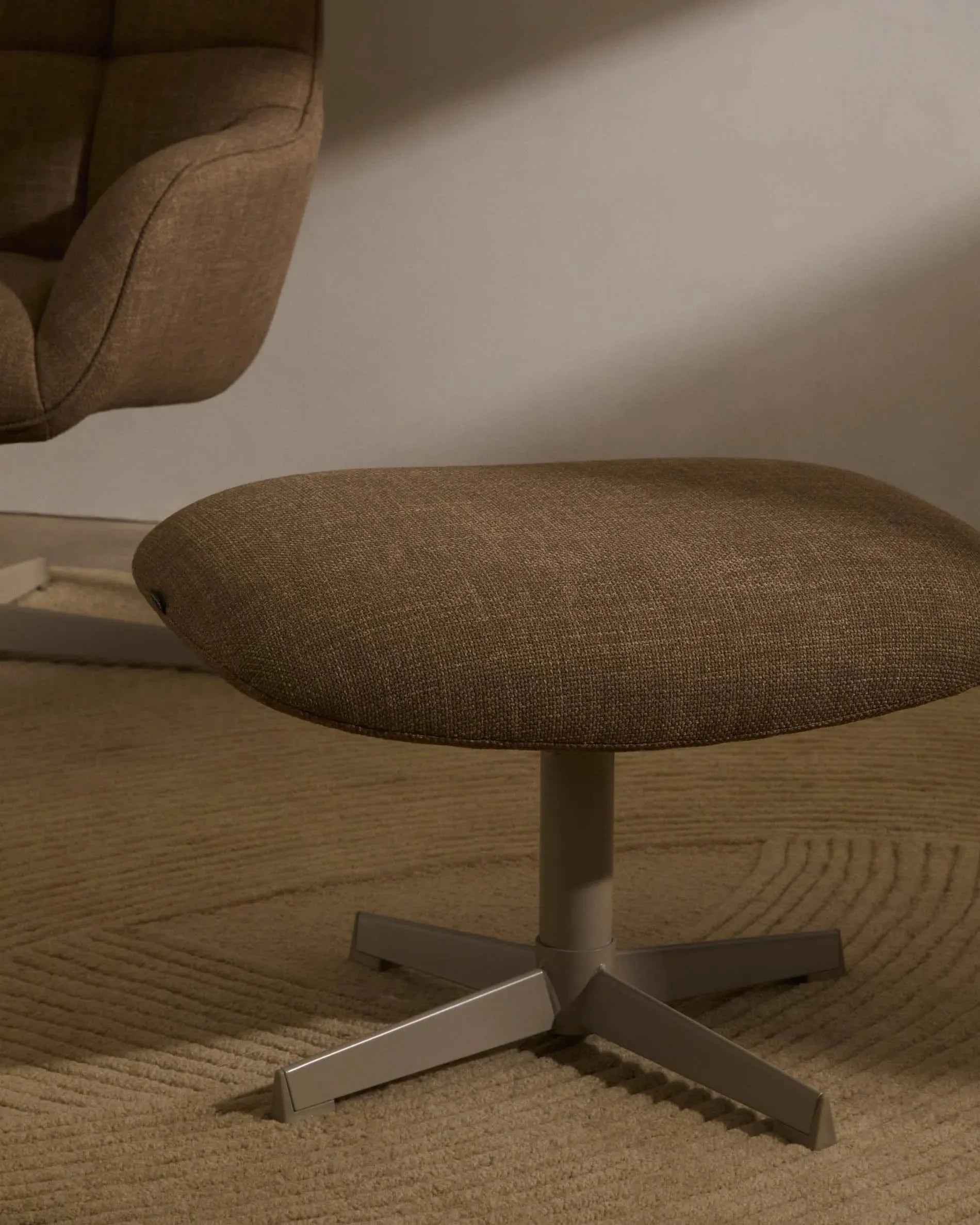 Stilvolle Fussstütze Jaspe aus FSC-zertifiziertem Holz in Hellbraun und grauem Metall, ideal für nachhaltiges Wohnen von Kave Home.
