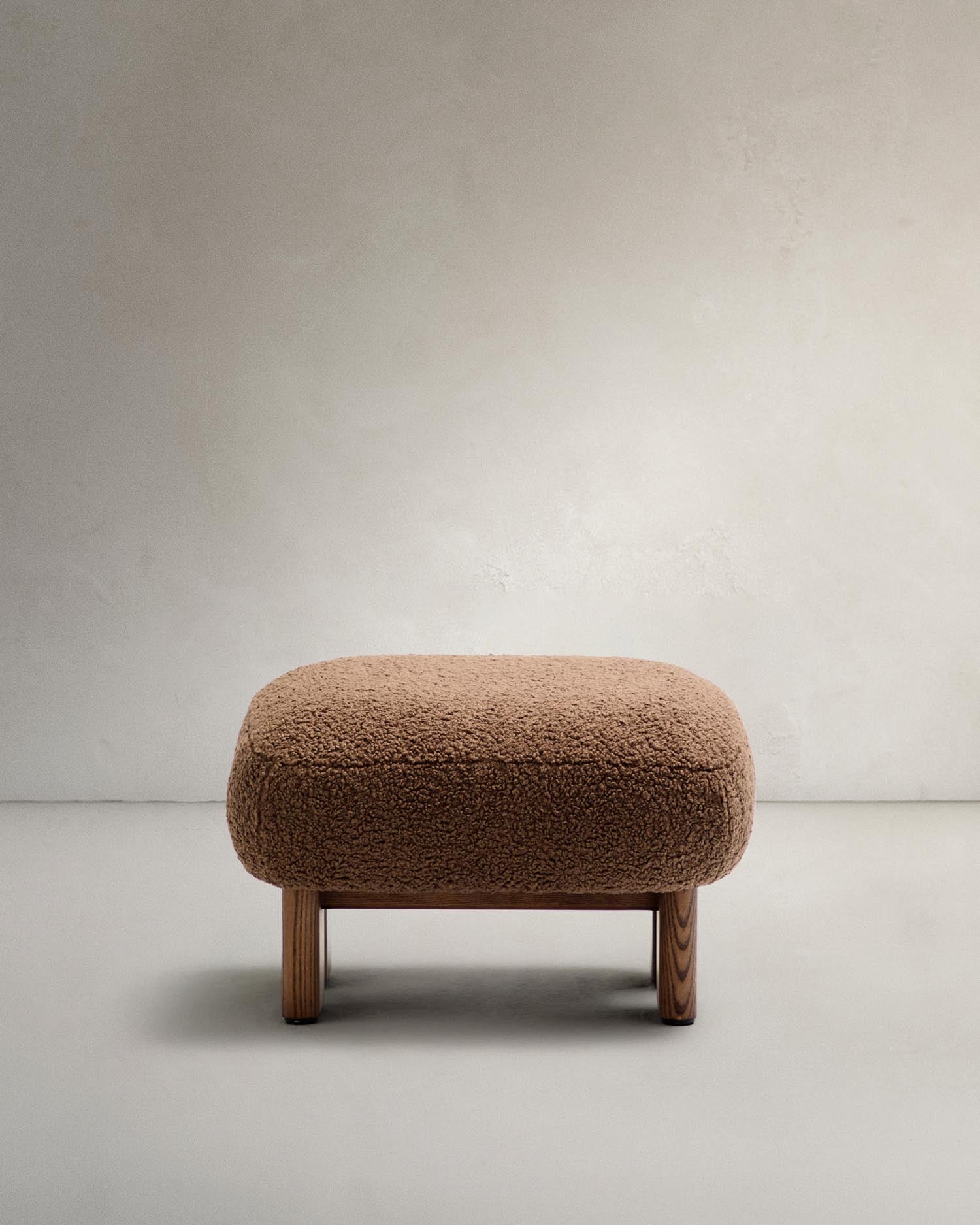 Elegante Fußstütze mit taupefarbenem Bouclé-Bezug, Beinen aus massivem Eschenholz mit Walnuss-Finish, FSC-zertifiziert, 65x55,4 cm.