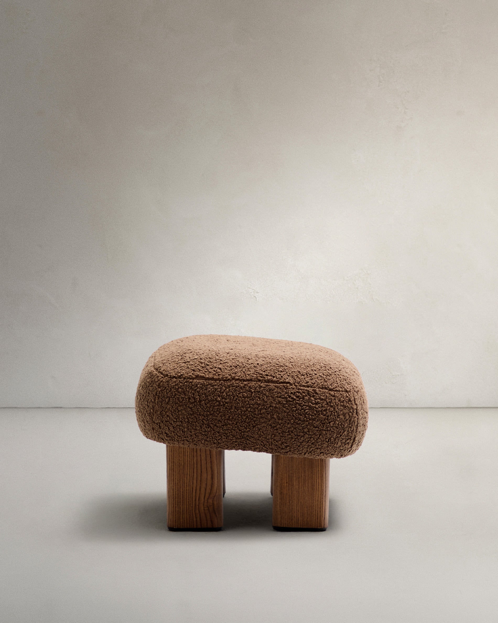 Elegante Fußstütze mit taupefarbenem Bouclé-Bezug, Beinen aus Eschenholz mit Walnuss-Finish, FSC-zertifiziert, Maße: 65x55,4 cm.