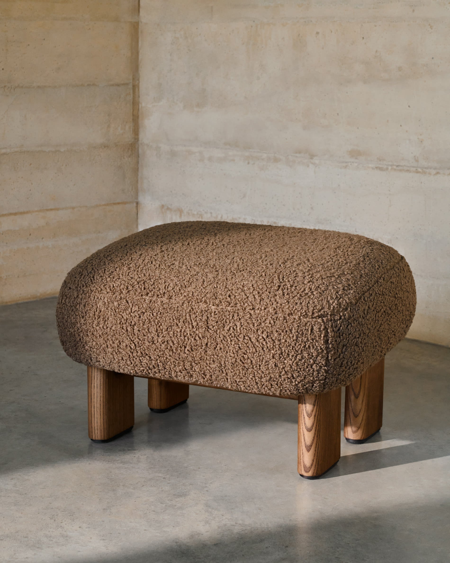 Elegante Fußstütze mit taupefarbenem Bouclé-Bezug, Beinen aus Eschenholz mit Walnuss-Finish, FSC-zertifiziert, Maße 65x55,4 cm, von Kave Home.