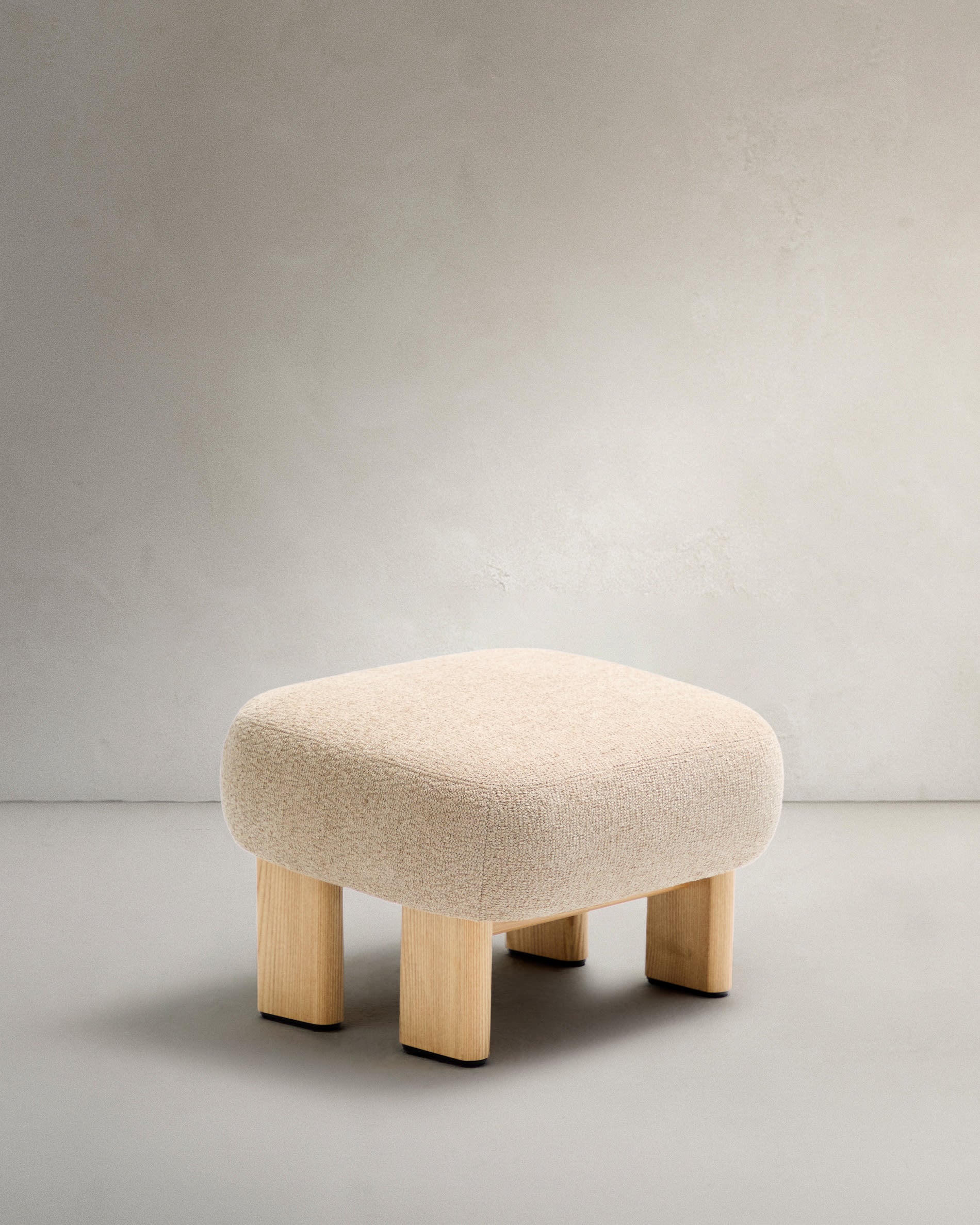 3D-Modell: Beige Chenille-Fussstütze, Eschenholzbeine, 65x55,4cm, FSC-zertifiziert, stilvoll, nachhaltig.