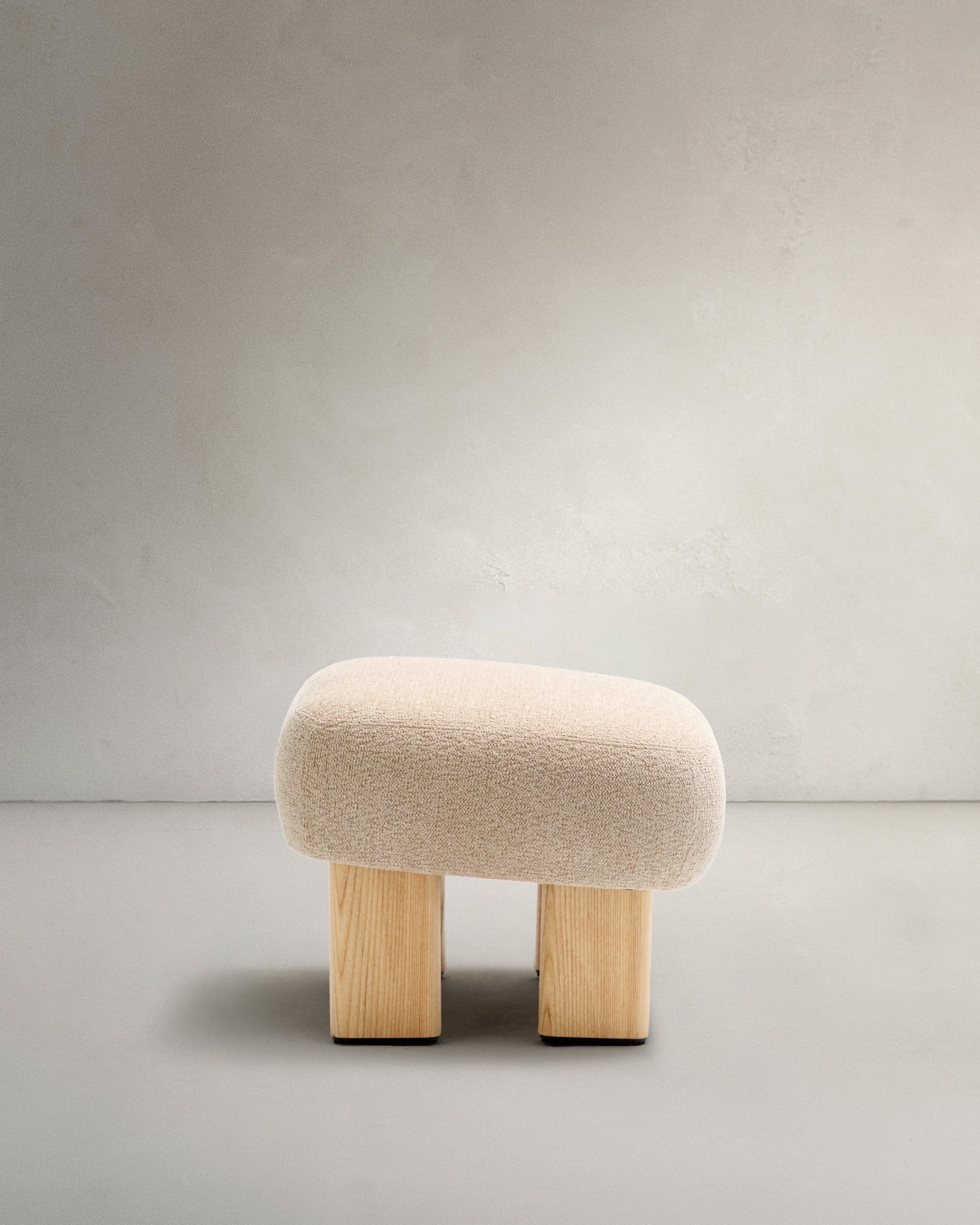 Elegante Fußstütze aus beigem Chenille, Eschenholzbeine mit natürlichem Finish, FSC-zertifiziert, Maße 65x55,4cm, von Kave Home.