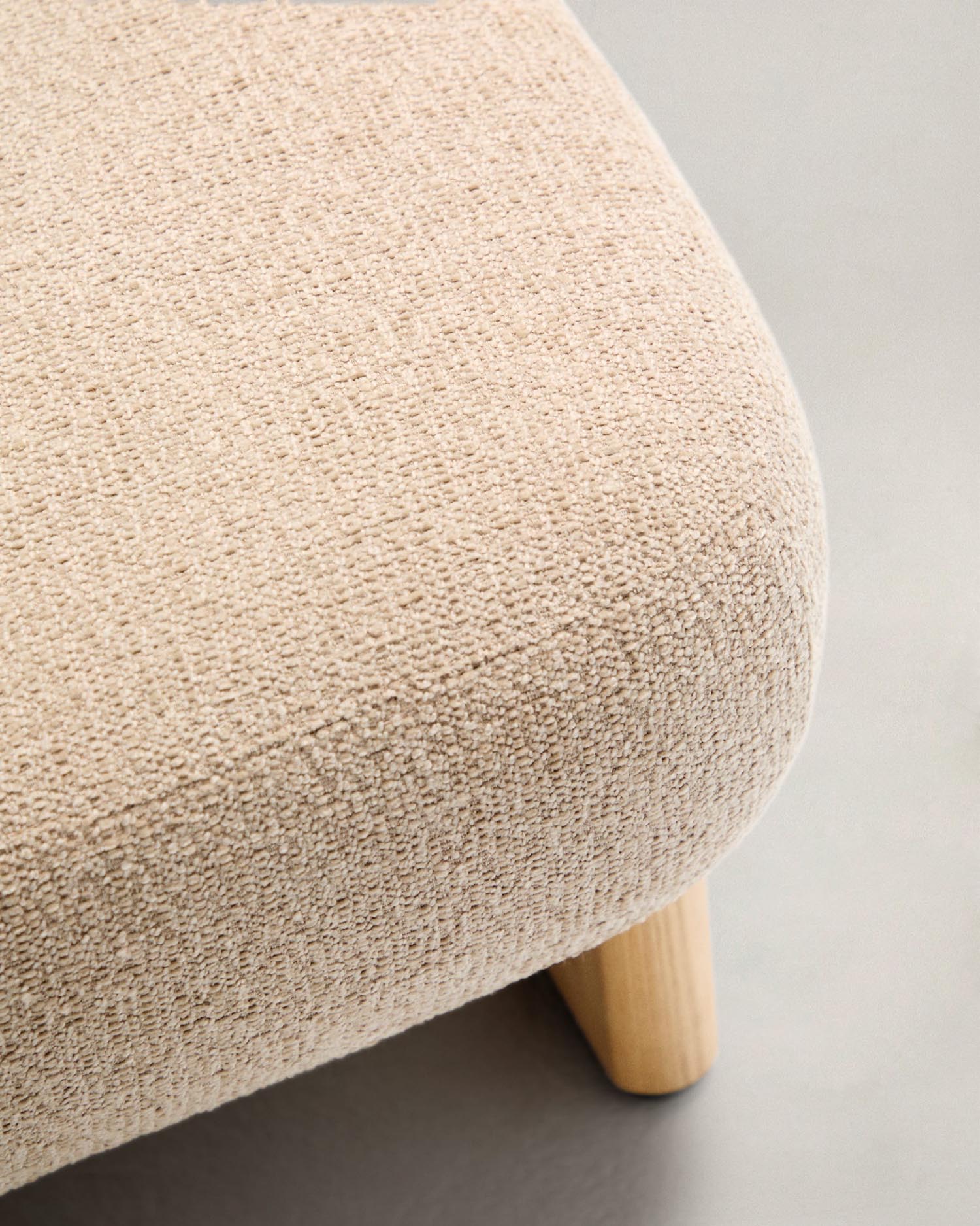 Elegante Fußstütze mit beigem Chenille-Stoff, massiven Eschenholzbeinen im Naturfinish, FSC-zertifiziert, Maße 65x55,4cm, von Kave Home.