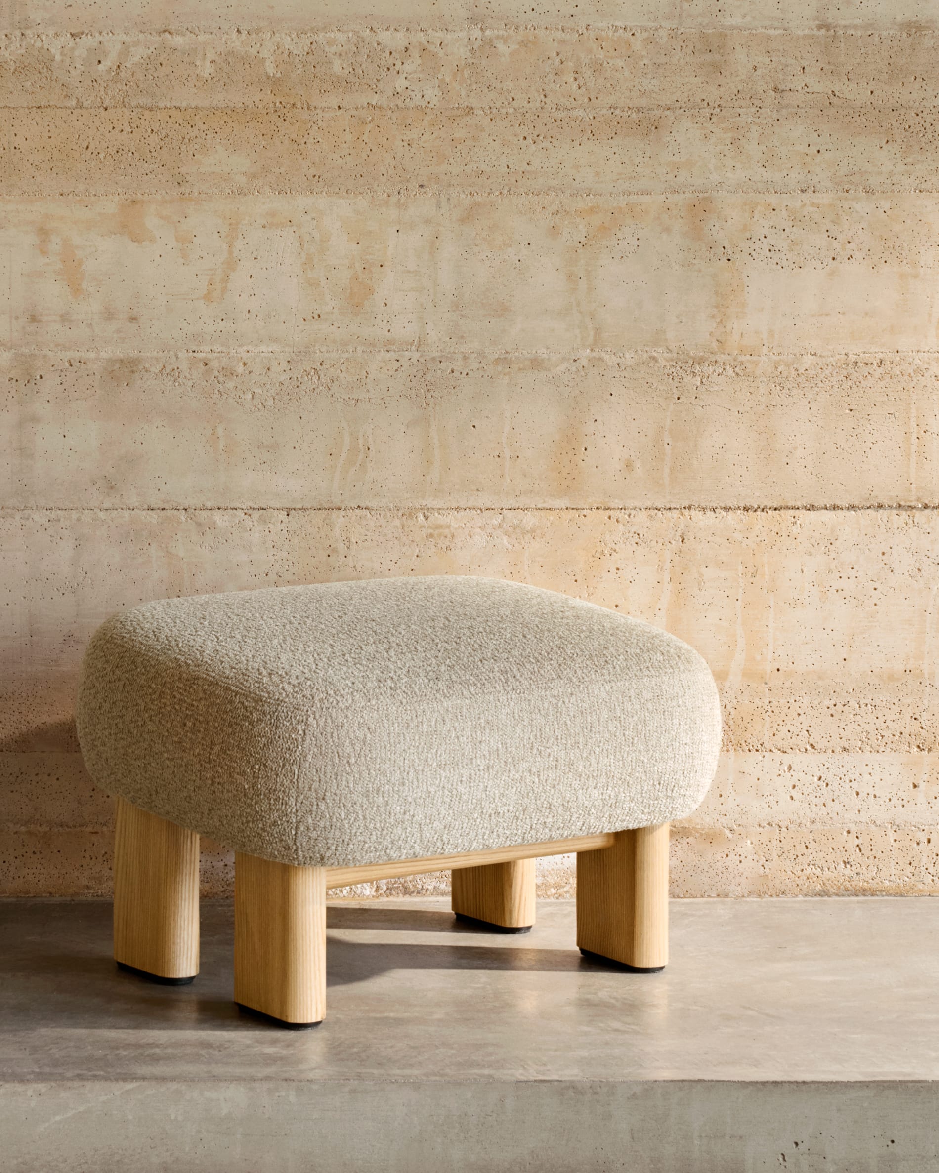 Elegante Fussstütze aus beigem Chenille und Eschenholz, 65x55,4cm, FSC-zertifiziert, stilvoll und nachhaltig.