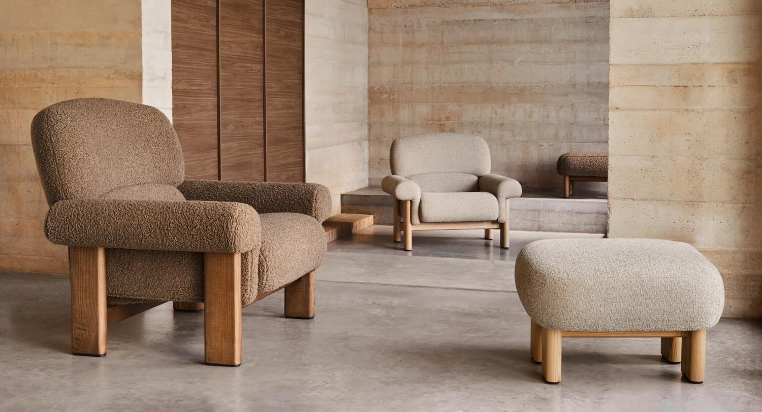 Elegante beige Chenille-Fußstütze mit massiven Eschenholzbeinen, FSC-zertifiziert, 65x55,4cm, von Kave Home.
