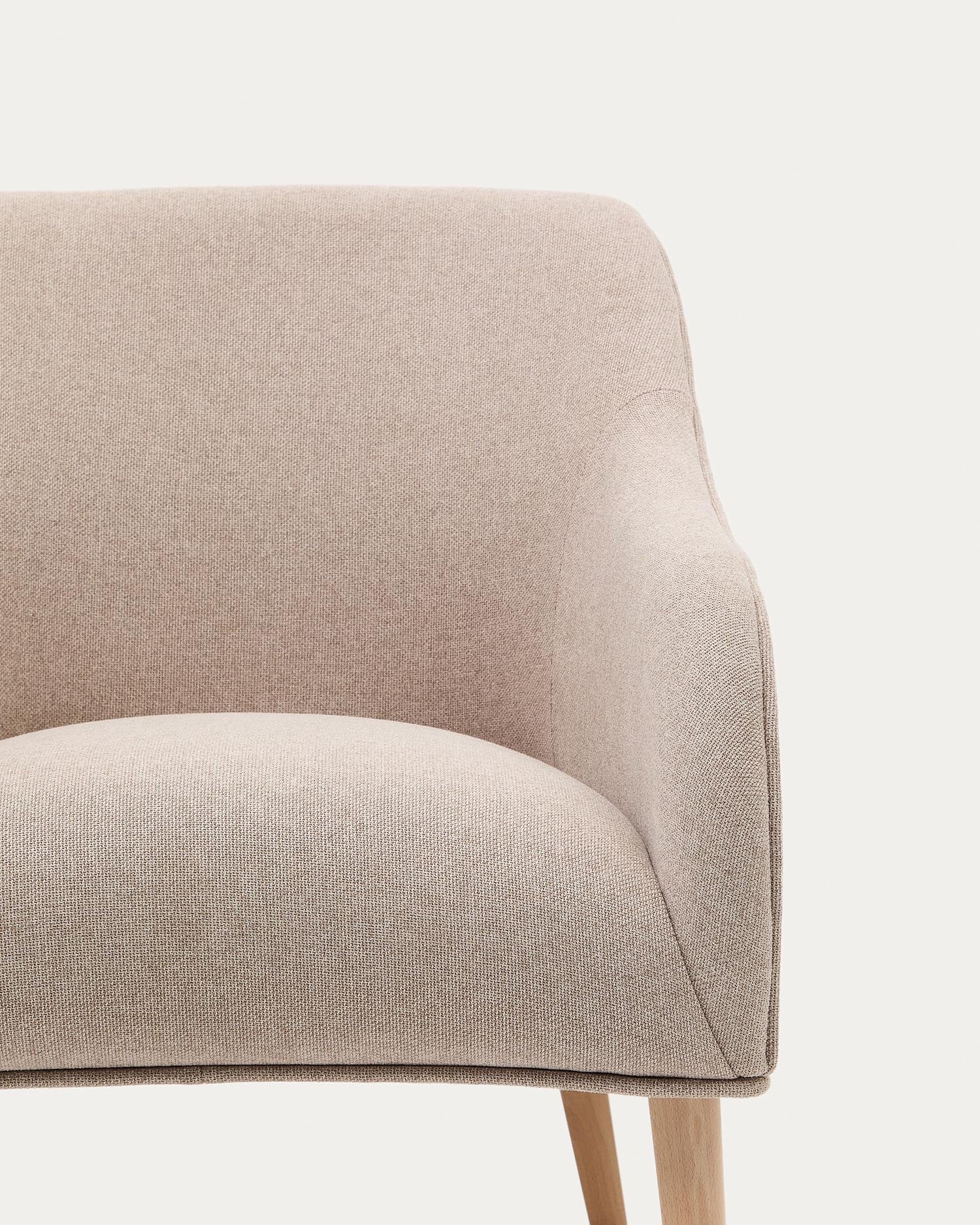 Bequemer Sessel Bobly in sanftem Beige, gefertigt aus robustem Buchenholz mit natürlichem Finish – perfekt für jedes Zuhause.