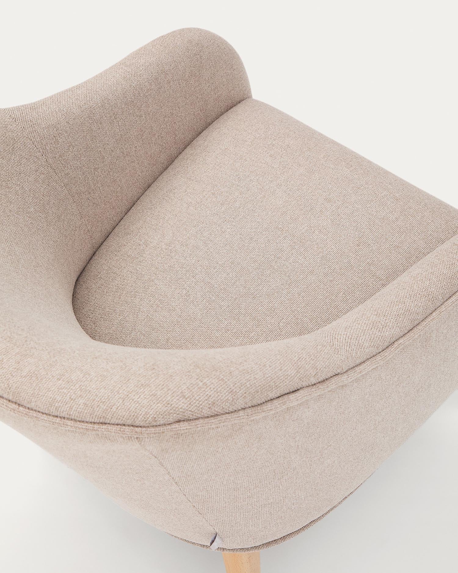 Entdecken Sie den Sessel Bobly in Beige von Kave Home: Robustes Buchenholz, elegantes Design und erstklassiger Komfort für jeden Wohnraum.
