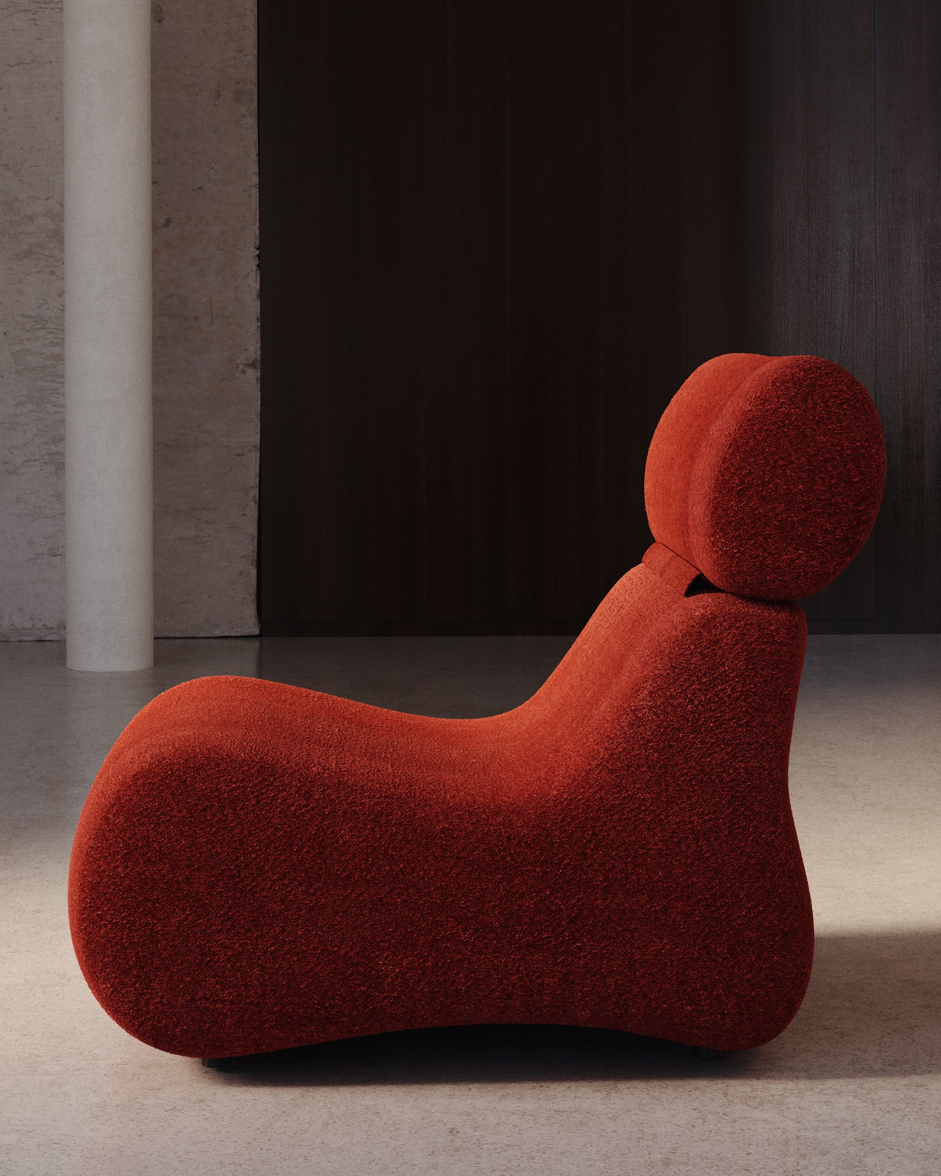 Eleganter bordeauxfarbener Bouclé-Sessel Club von Kave Home, ideal für stilvolle Wohnräume und gemütliche Leseecken.