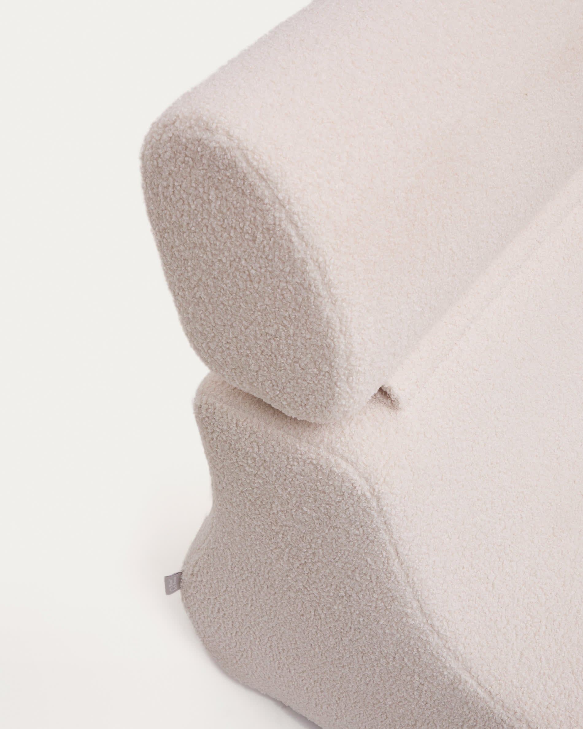 Entdecken Sie den Sessel Club von Kave Home: Ecrufarbenes Bouclé, stilvolles Design und perfekte Ergonomie für entspannte Stunden.