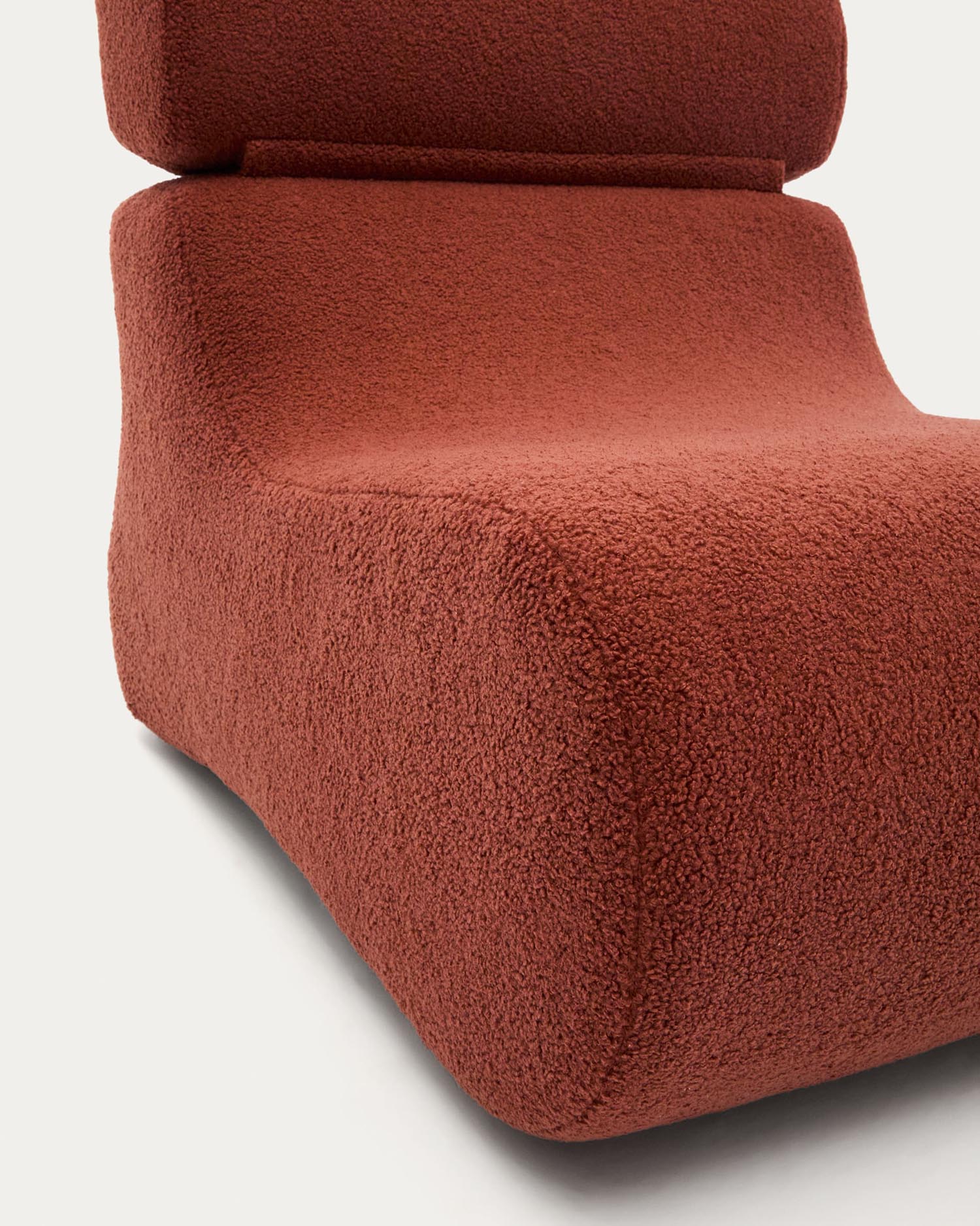 Entdecken Sie den Sessel Club von Kave Home: terrakottafarbener Bouclé, innovatives Design, optimaler Komfort und nachhaltige Materialien für Ihr Zuhause.