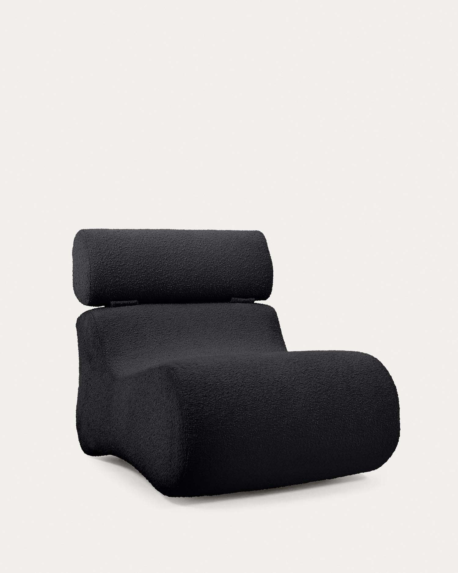 Eleganter Sessel Club von Kave Home in schwarzem Bouclé-Stoff, bietet ergonomischen Komfort und stilvolle Vielseitigkeit.