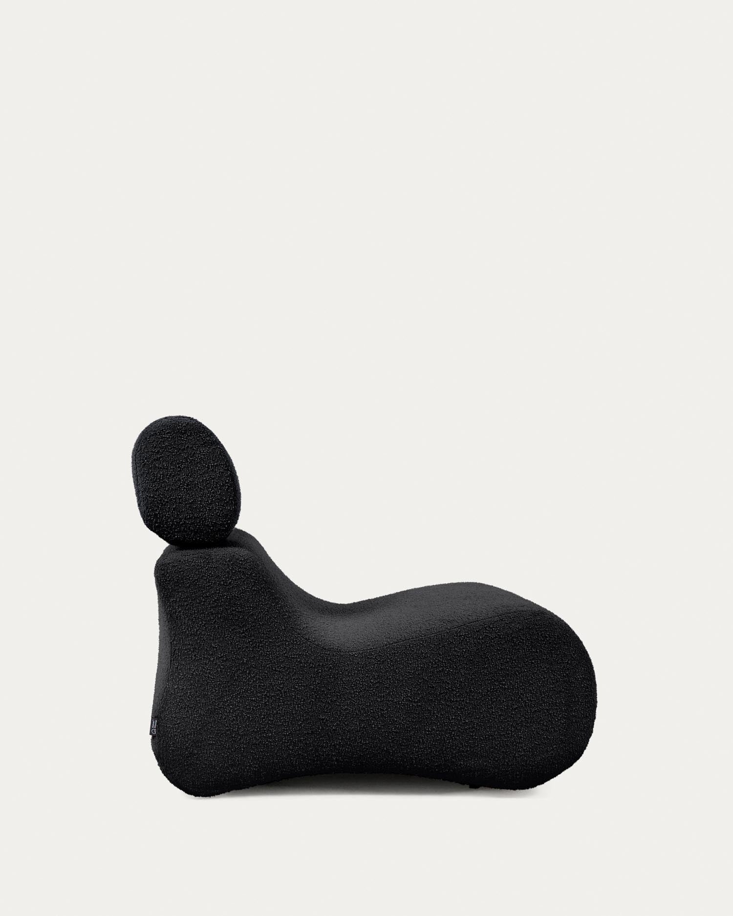 Entdecken Sie den Sessel Club von Kave Home: Luxuriöser Bouclé-Stoff in Schwarz, ergonomisch und vielseitig für jeden Raum.