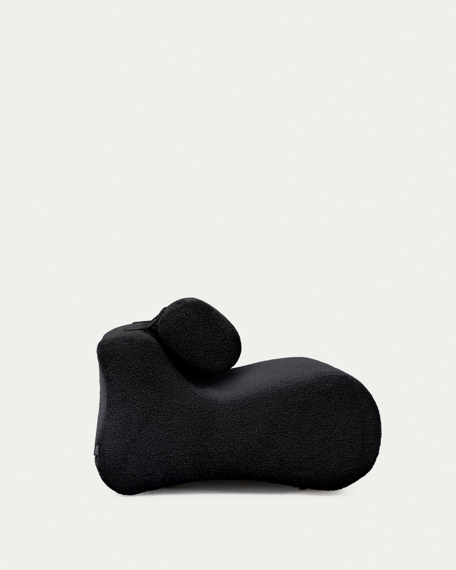 Moderner Club-Sessel von Kave Home mit schwarzem Bouclé-Bezug, perfekt für ein elegantes und komfortables Ambiente.