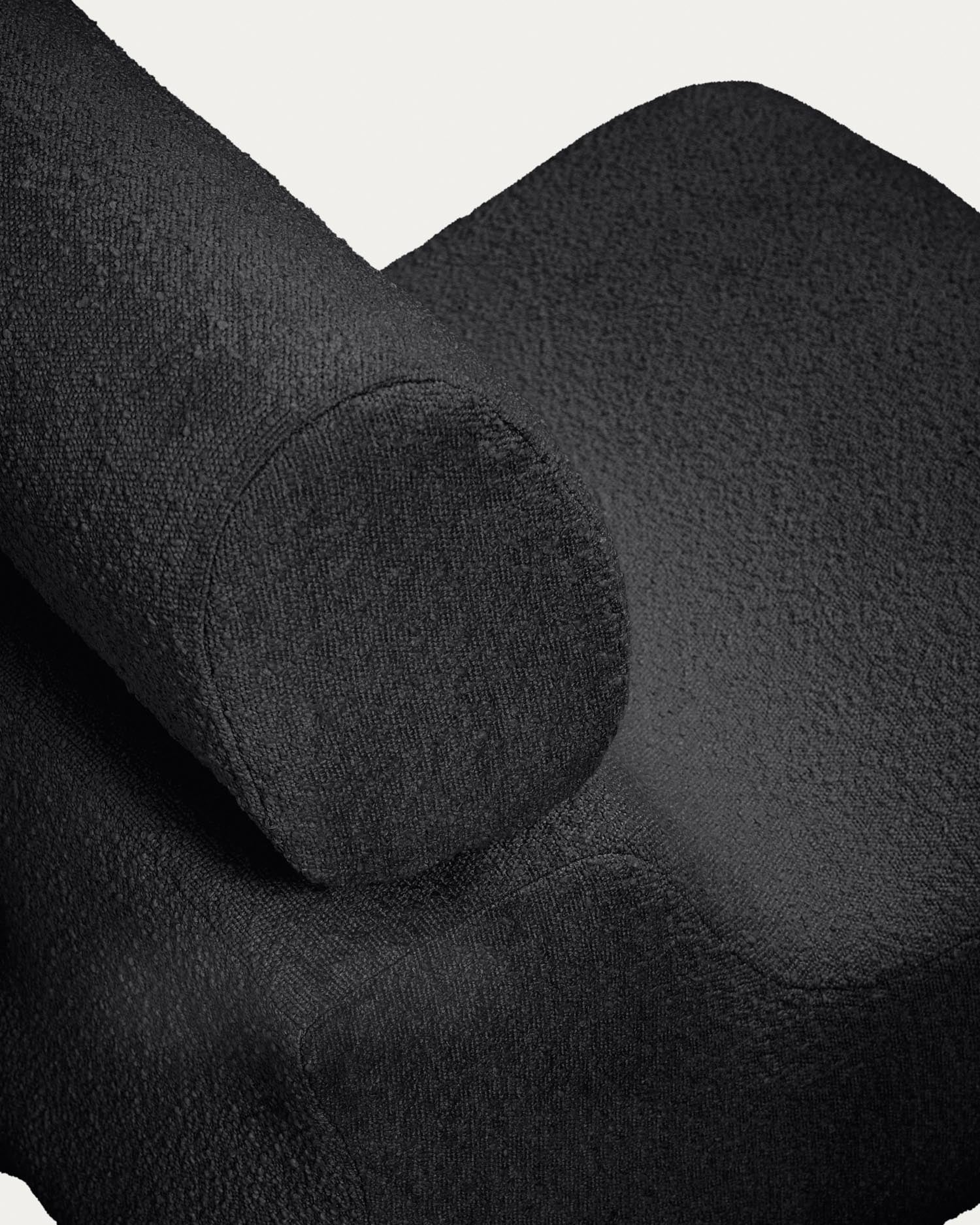 Eleganter Sessel Club von Kave Home, bezogen mit luxuriösem Bouclé-Stoff in Schwarz. Ideal für stilvolle Wohnräume und höchsten Sitzkomfort.