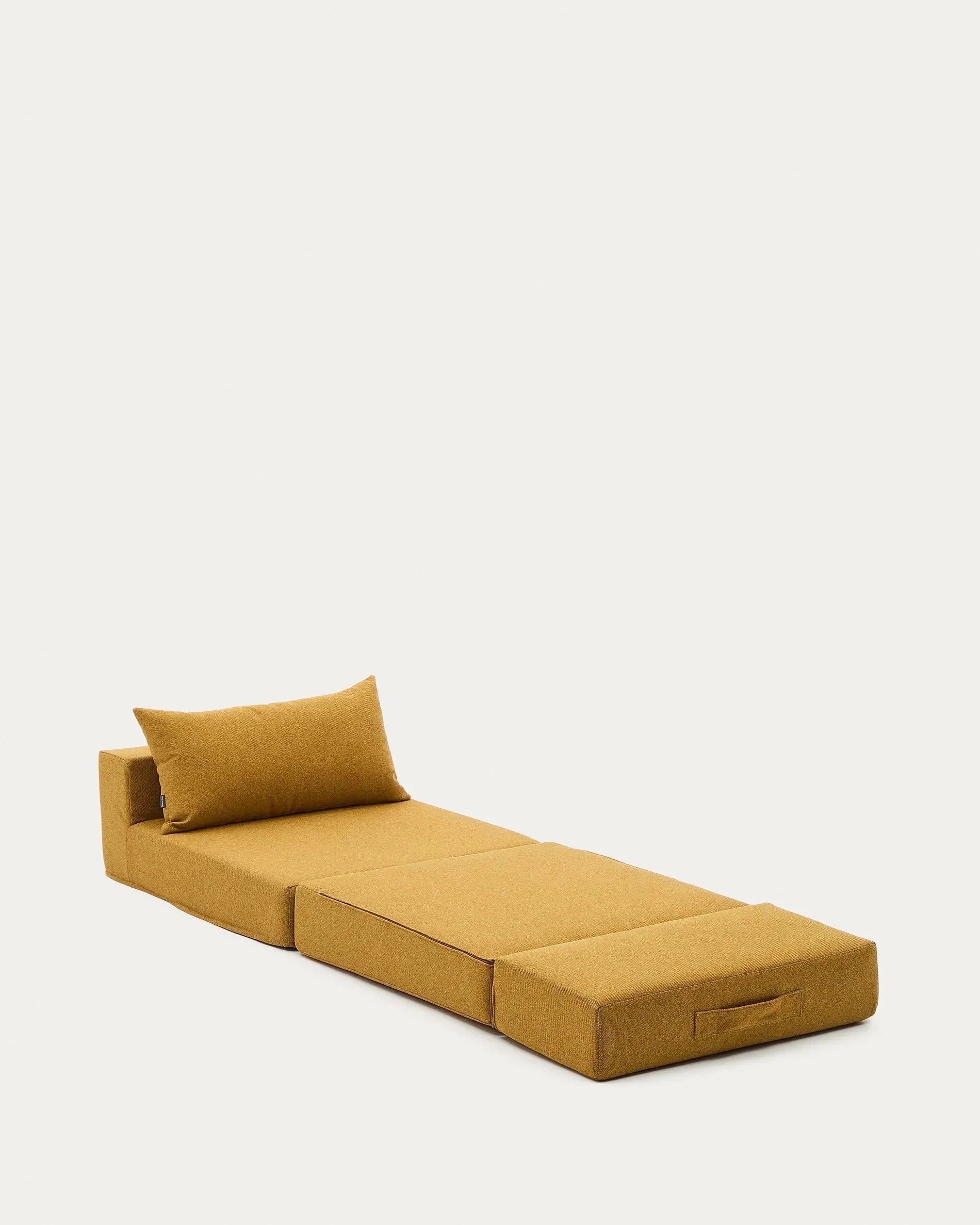 Komfortables Pouf Schlafsofa Arty in Senfgelb, 70x89(200)cm, von Kave Home. Stilvoll, funktional und platzsparend.
