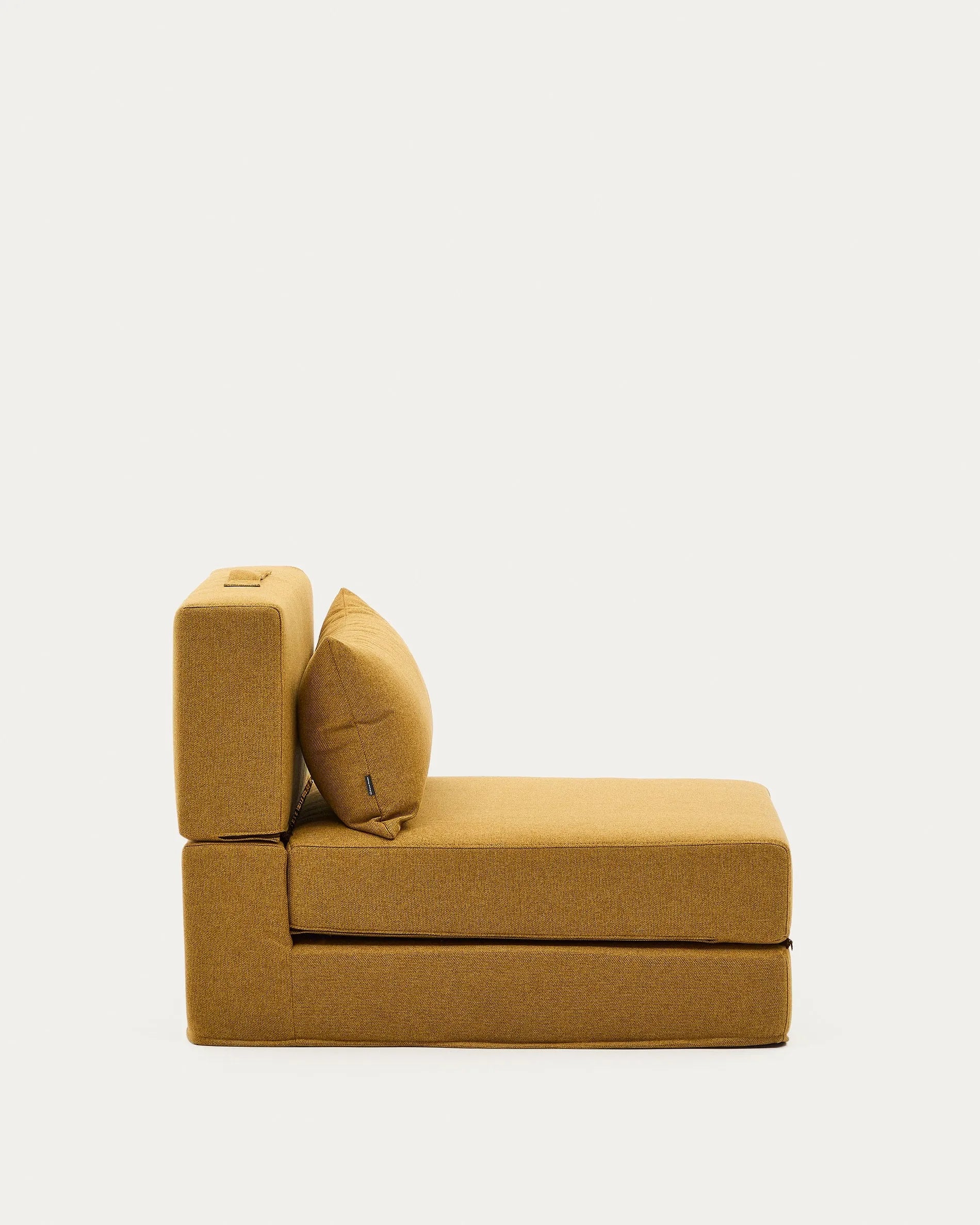 Vielseitiger Pouf in Senf: Sitz, Chaiselongue oder Bett. Kompakt, elegant und ideal für kleine Räume.