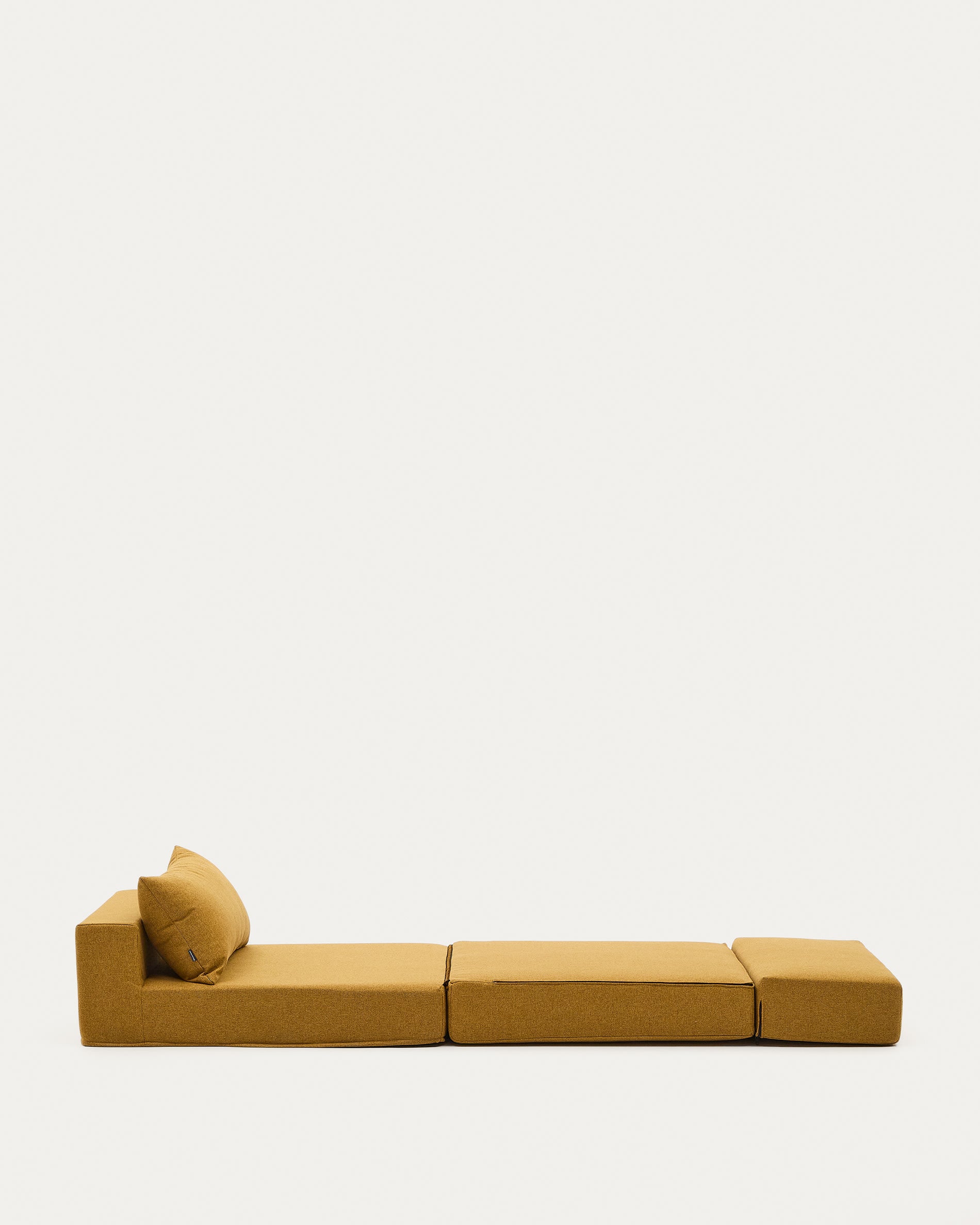 Vielseitiger Pouf in Senf: Sitz, Chaiselongue oder Bett. Kompakt, elegant und ideal für kleine Räume.