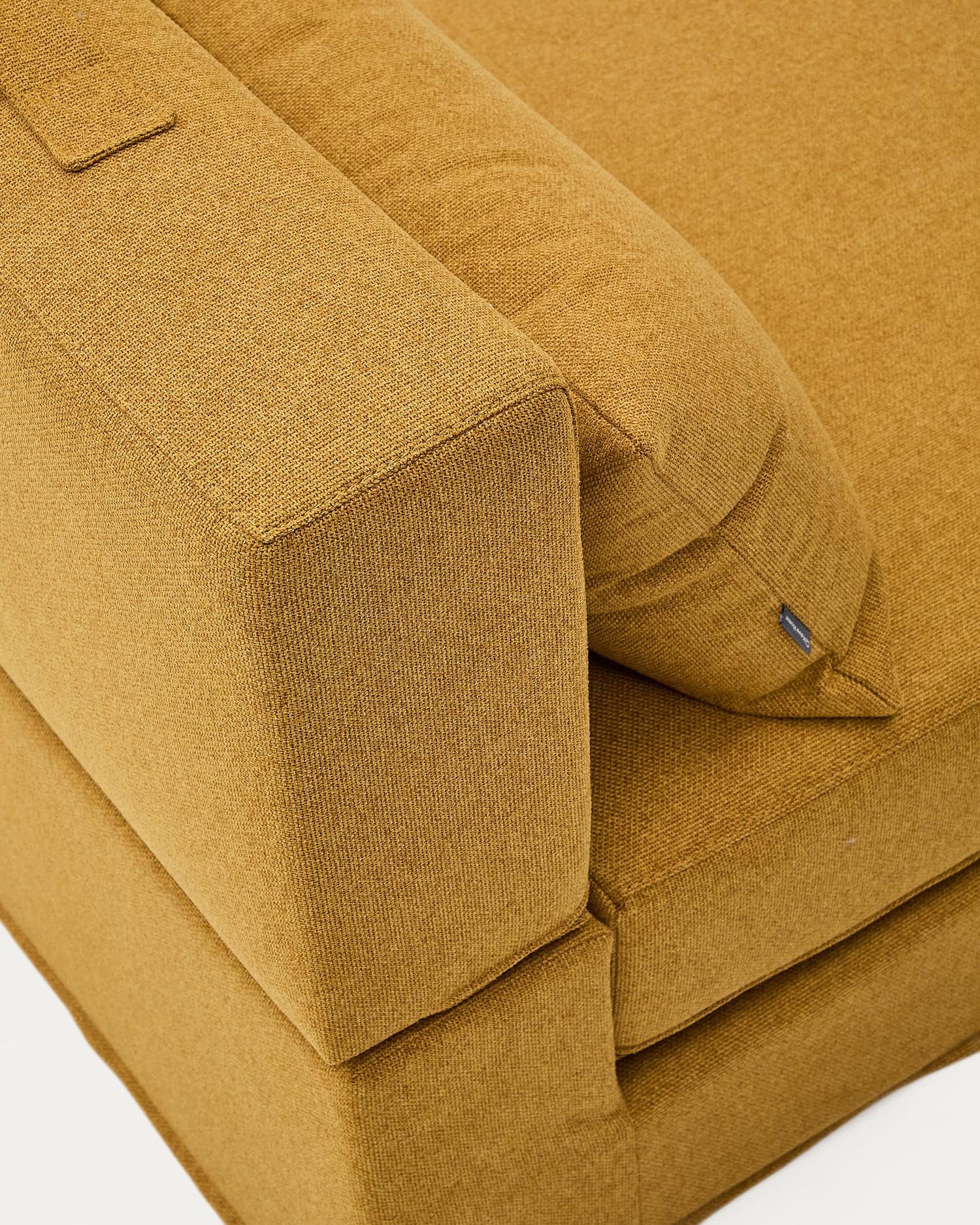 Vielseitiger Pouf in Senf: Sitz, Chaiselongue oder Bett. Kompakt, elegant und ideal für kleine Räume.