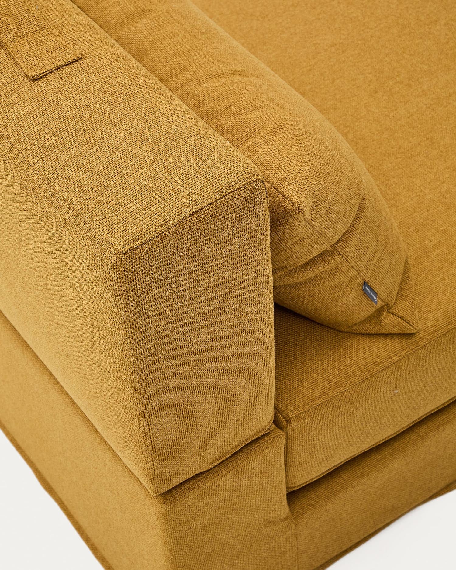 Das Arty Pouf Schlafsofa in Senfgelb (70x89/200 cm) von Kave Home kombiniert Stil und Komfort für modernes Wohnen.