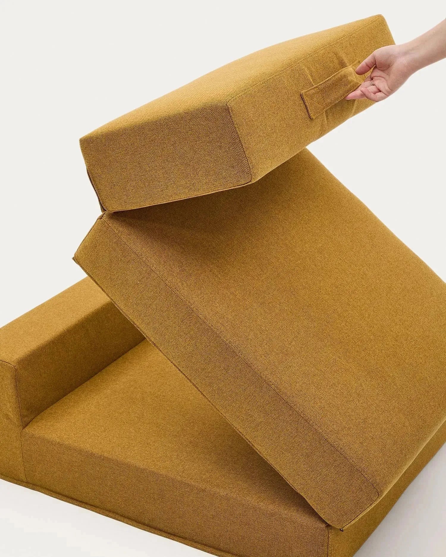 Das Arty Pouf Schlafsofa in Senfgelb (70x89/200 cm) von Kave Home kombiniert Stil und Komfort für modernes Wohnen.