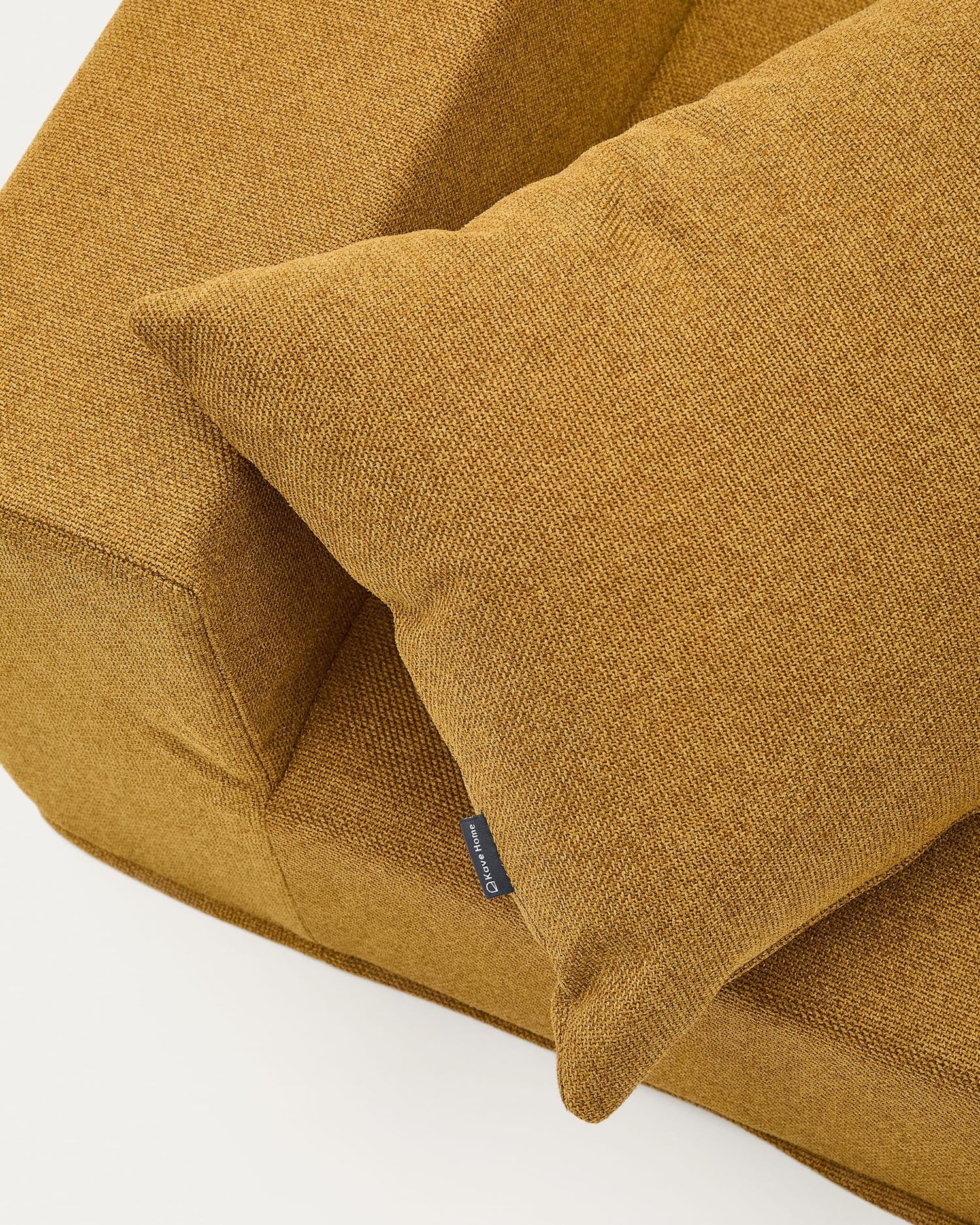 Vielseitiger Pouf in Senf: Sitz, Chaiselongue oder Bett. Kompakt, elegant und ideal für kleine Räume.