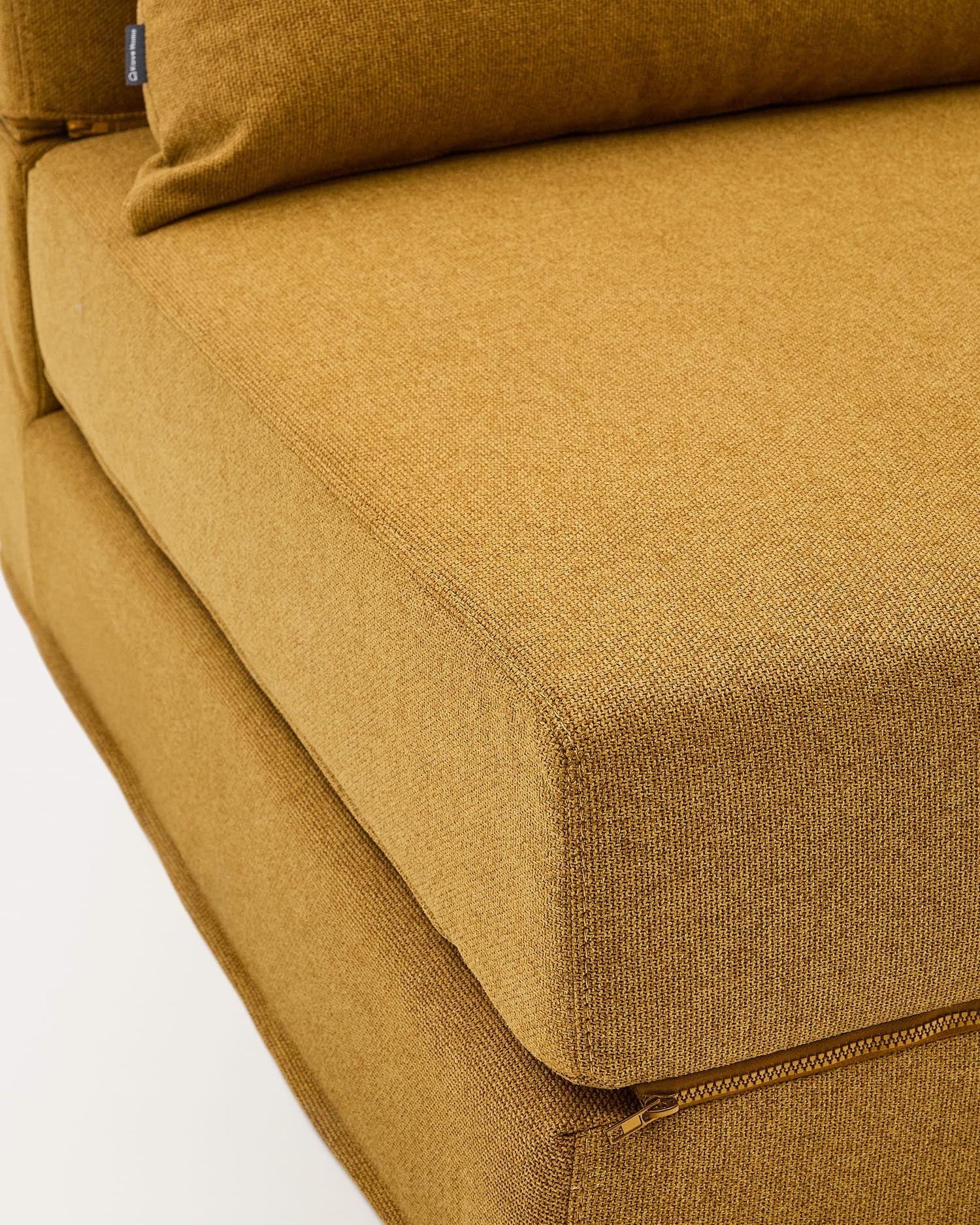 Das Arty Pouf Schlafsofa in Senfgelb (70x89/200 cm) von Kave Home kombiniert Stil und Komfort für modernes Wohnen.