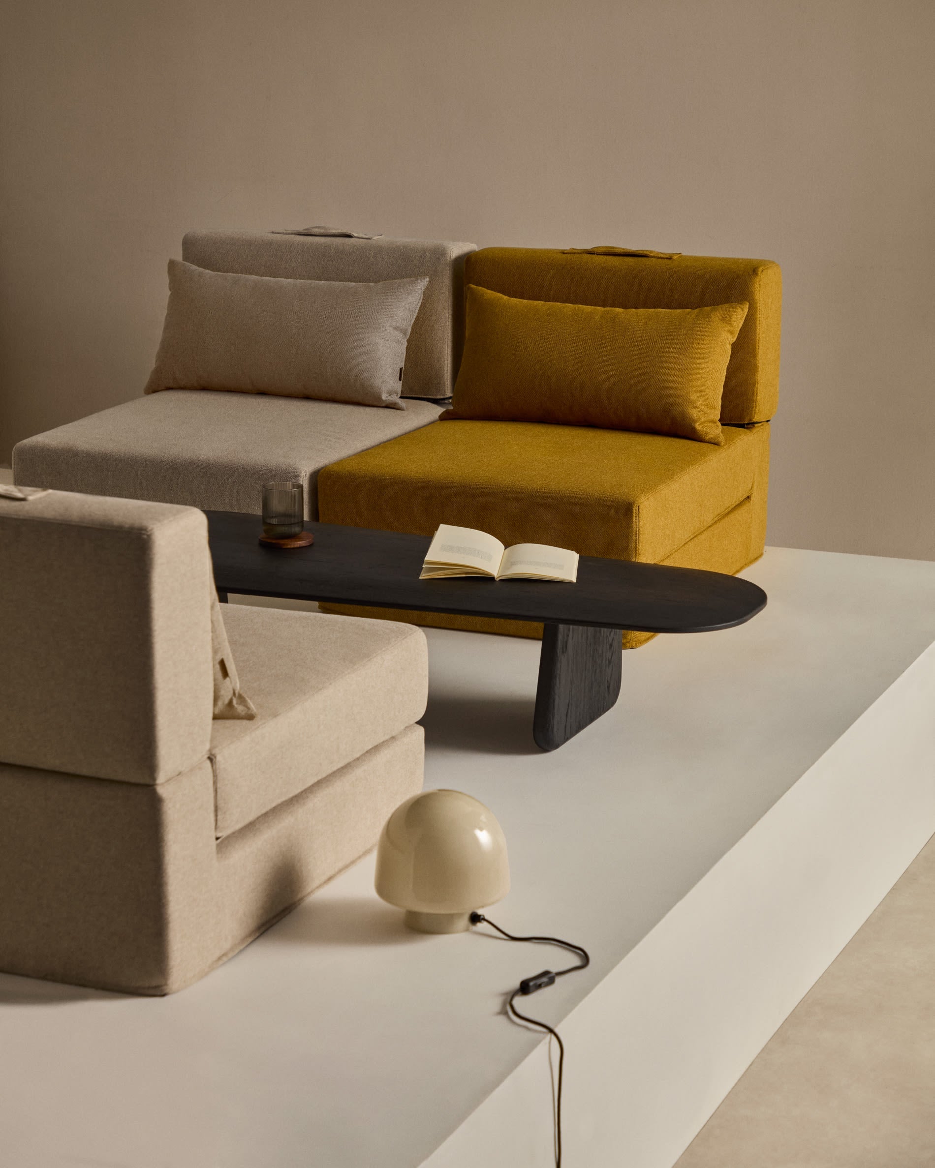 Das Arty Schlafsofa von Kave Home in Senfgelb, 70x89(200)cm, kombiniert modernes Design mit praktischer Schlafmöglichkeit.