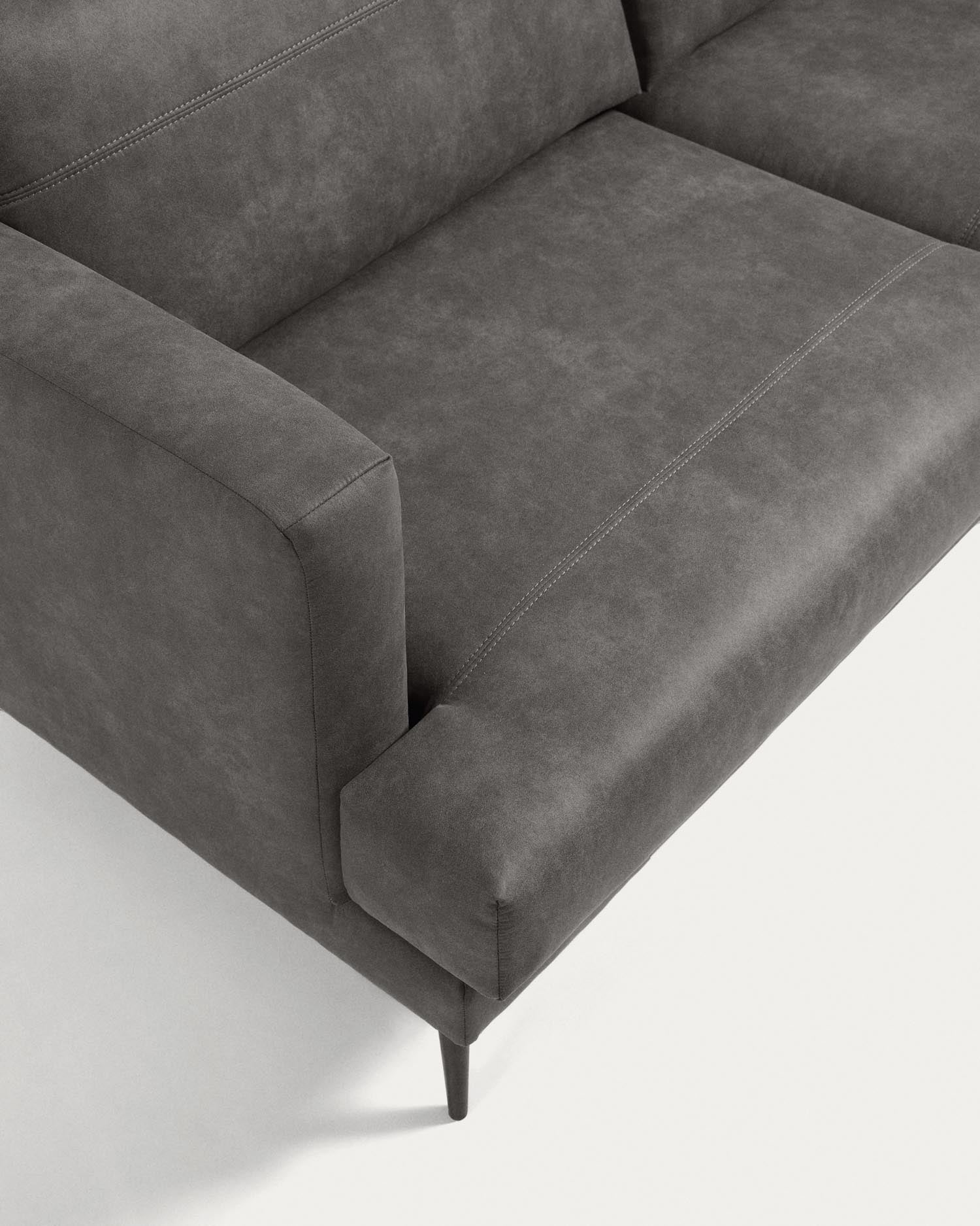 Elegantes 2-Sitzer Sofa in Dunkelgrau, inspiriert von den 50ern, mit pflegeleichtem Stoff und FSC-zertifiziertem Holz.