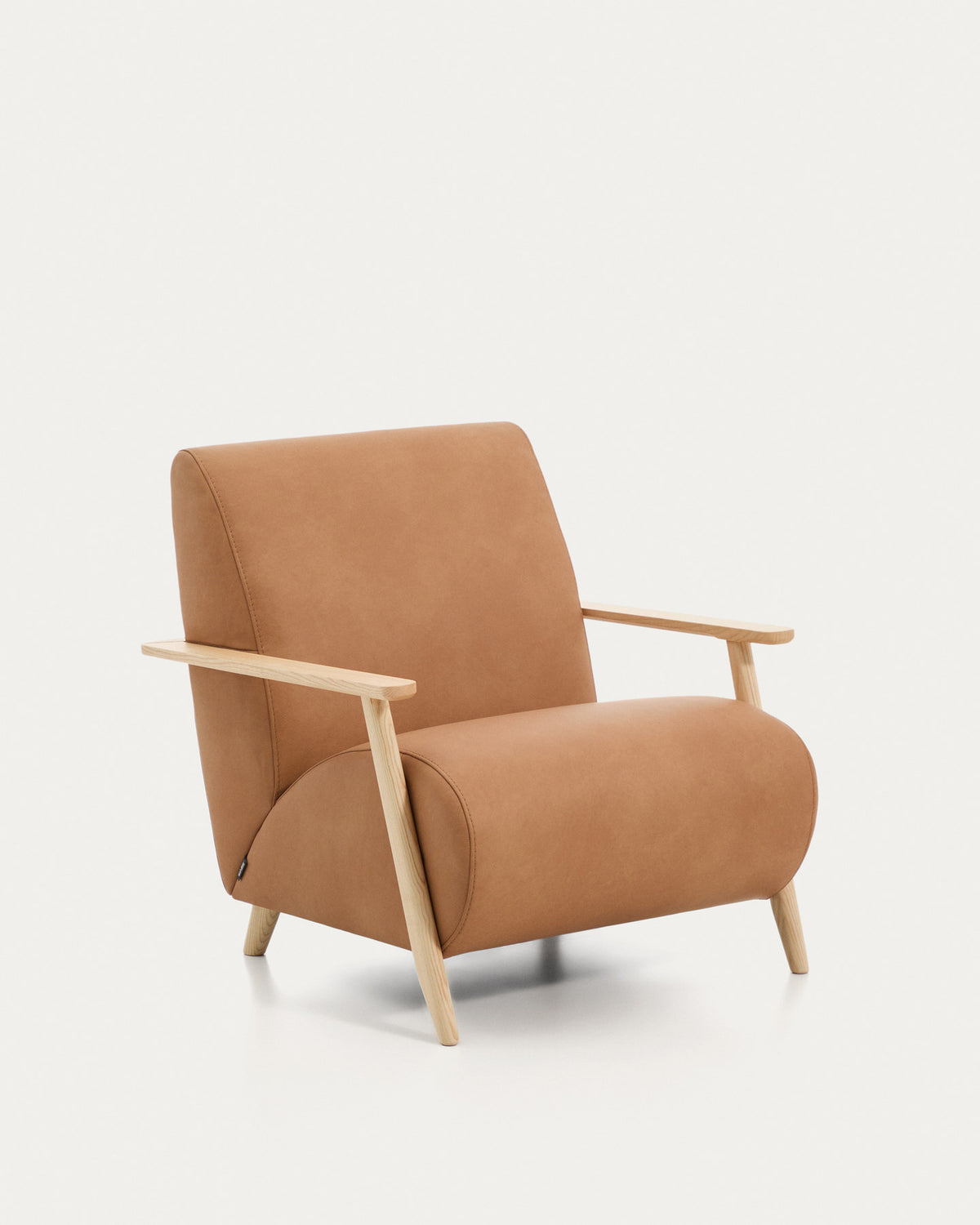 Sessel Meghan in braunem Leder mit massivem Eschenholz mit naturfarbenem Finish, FSC Mix Credit in Braun präsentiert im Onlineshop von KAQTU Design AG. Sessel mit Armlehnen ist von Kave Home