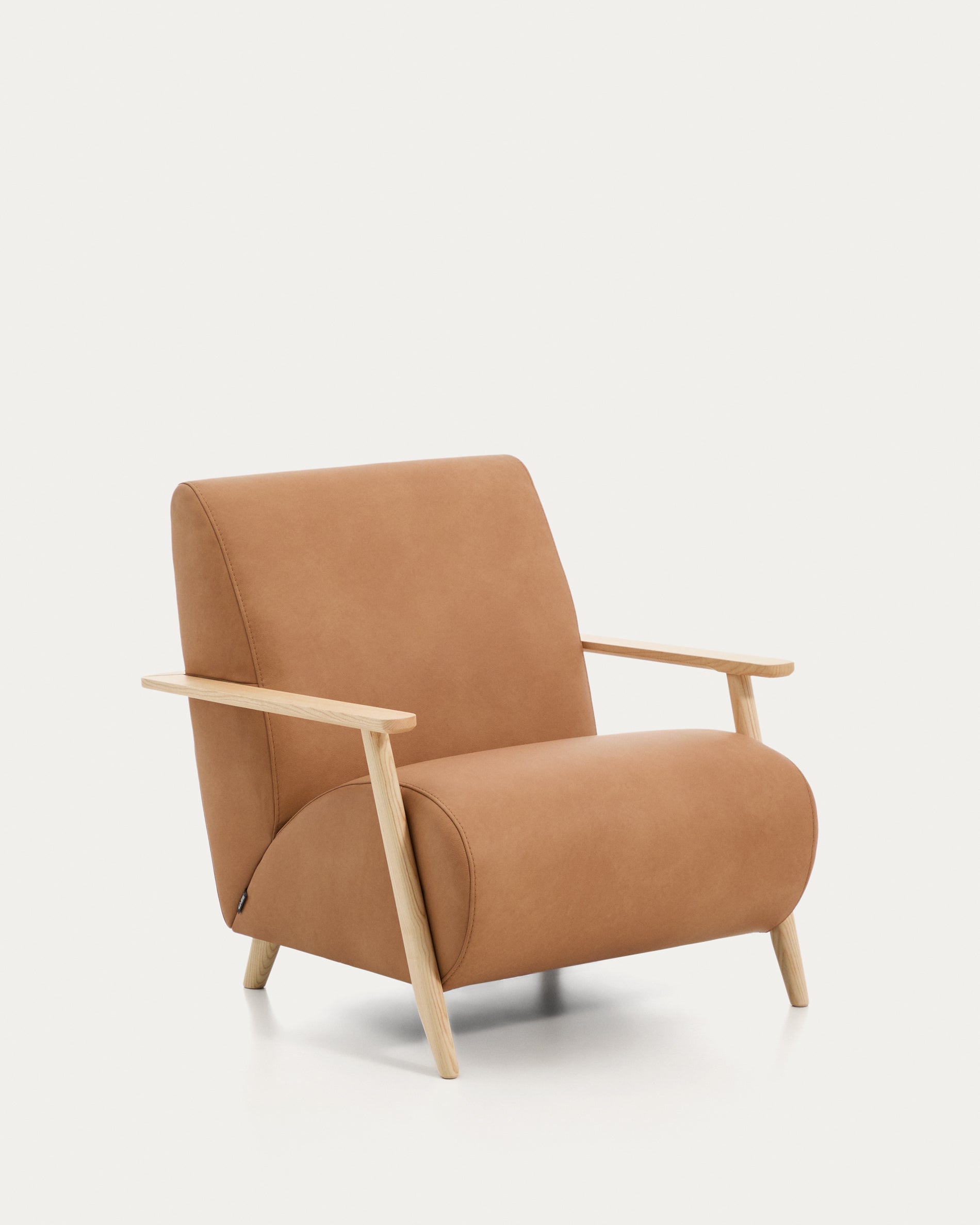 Sessel Meghan in braunem Leder mit massivem Eschenholz mit naturfarbenem Finish, FSC Mix Credit in Braun präsentiert im Onlineshop von KAQTU Design AG. Sessel mit Armlehnen ist von Kave Home