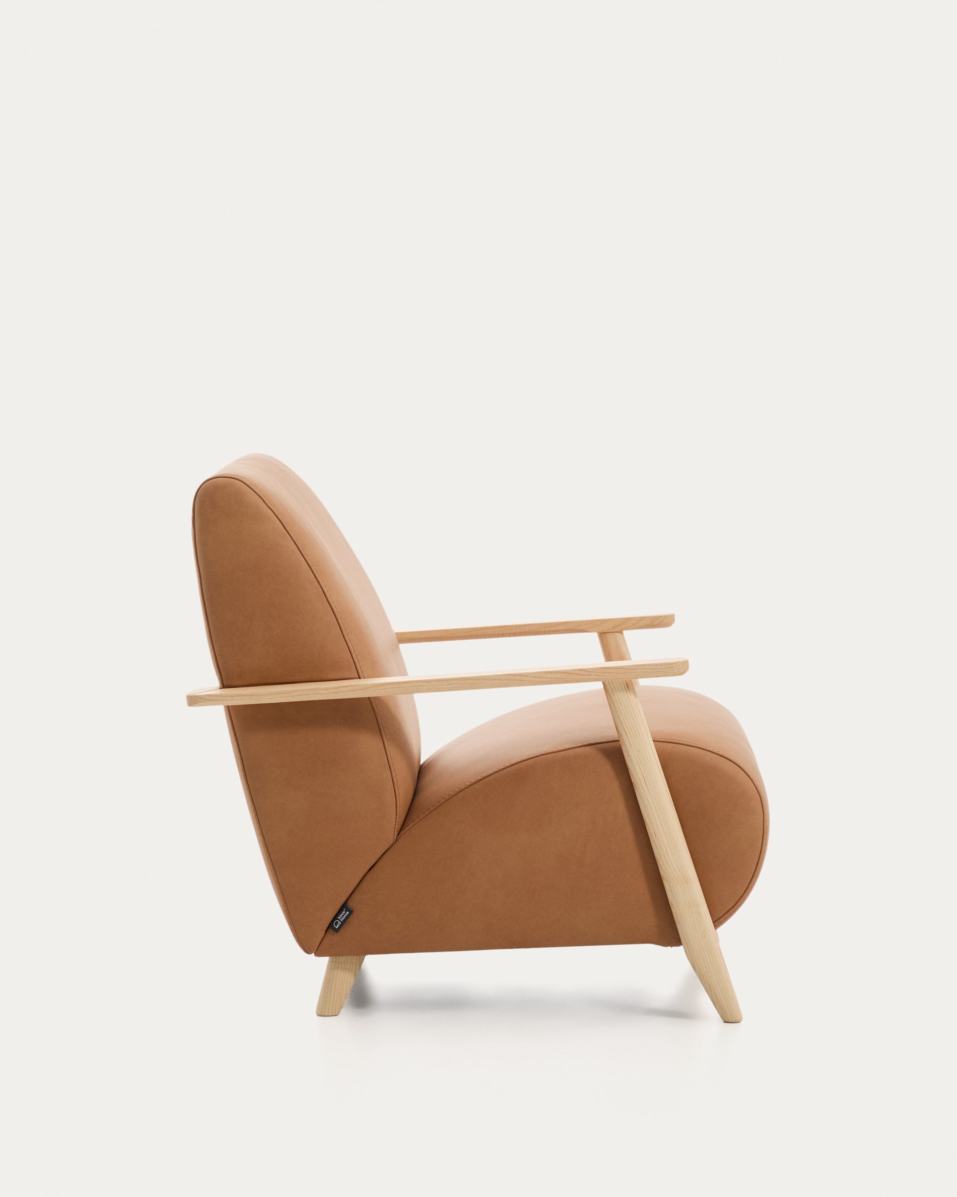 Eleganter Sessel Meghan aus braunem Leder und robustem Eschenholz, ideal für einladende Wohnräume und zeitgemäße Einrichtung.