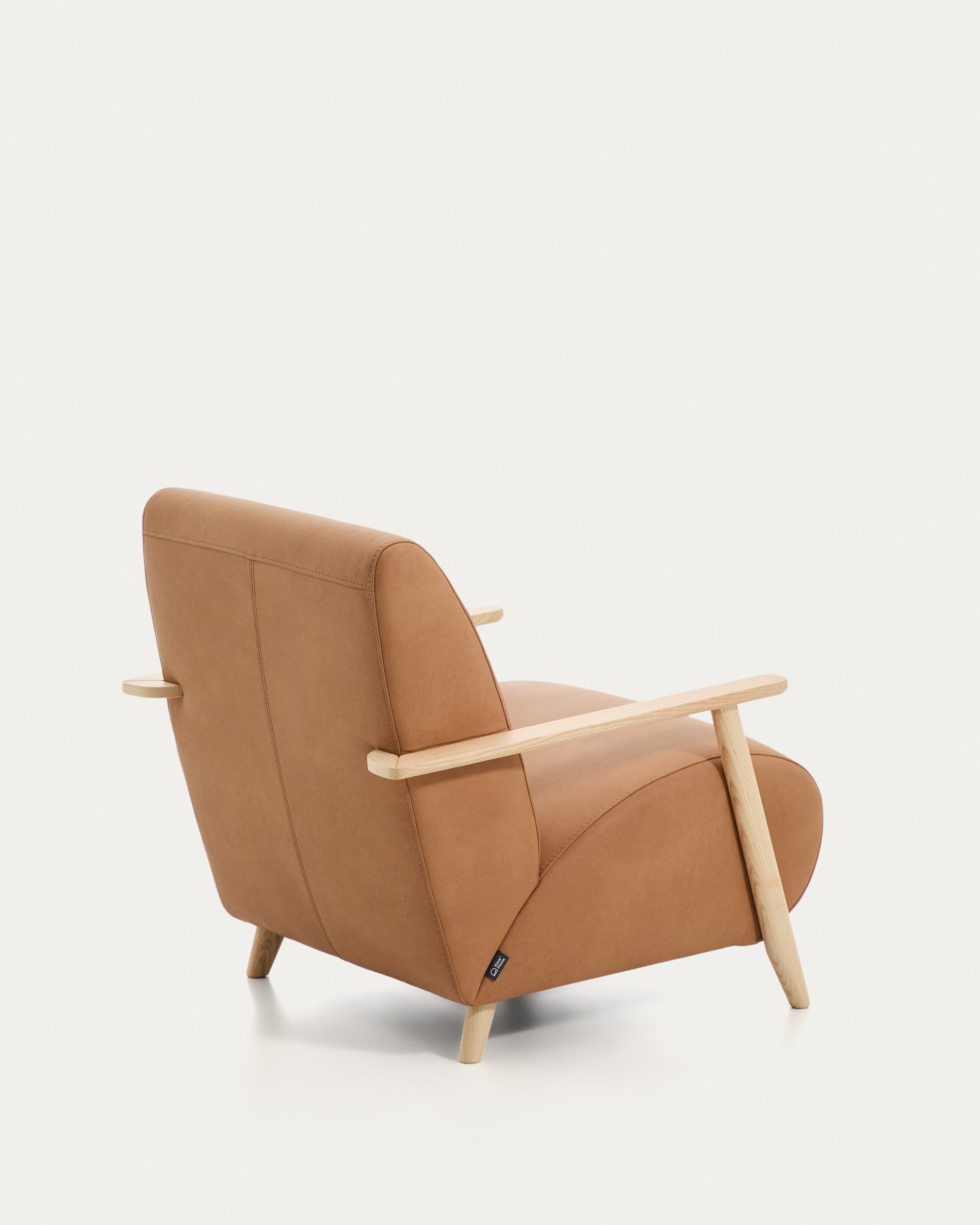 Stilvoller Sessel Meghan in braunem Leder, kombiniert mit massivem Eschenholz in Naturfarbe, perfekt für moderne Wohnkonzepte.