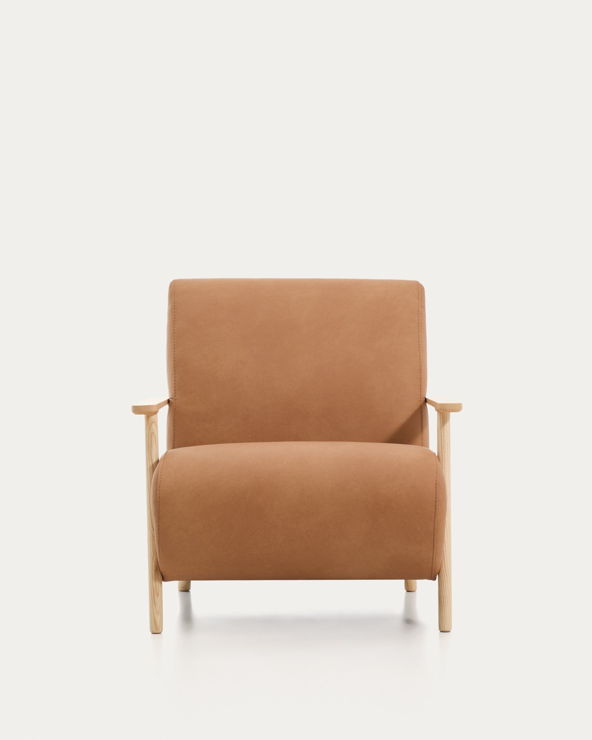 Eleganter Sessel Meghan aus braunem Leder und robustem Eschenholz, ideal für einladende Wohnräume und stilvolle Akzente.