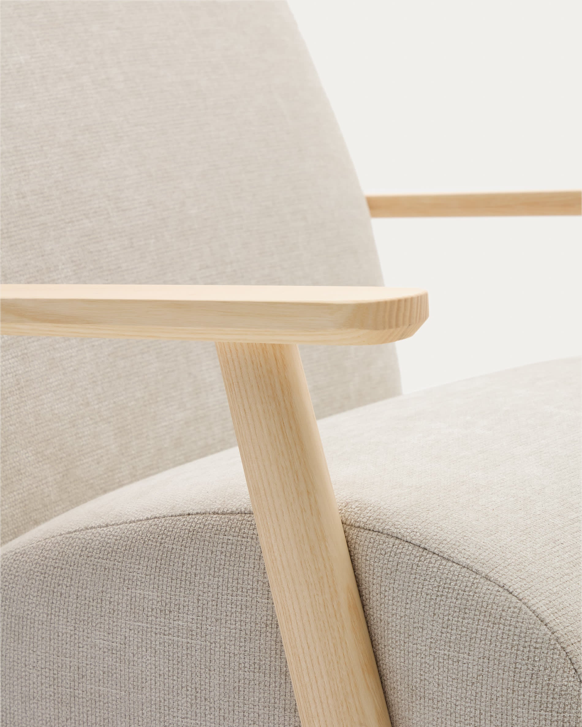 Armchair Meghan made of pearl chicken and solid ash wood with natural finish FSC Mix C