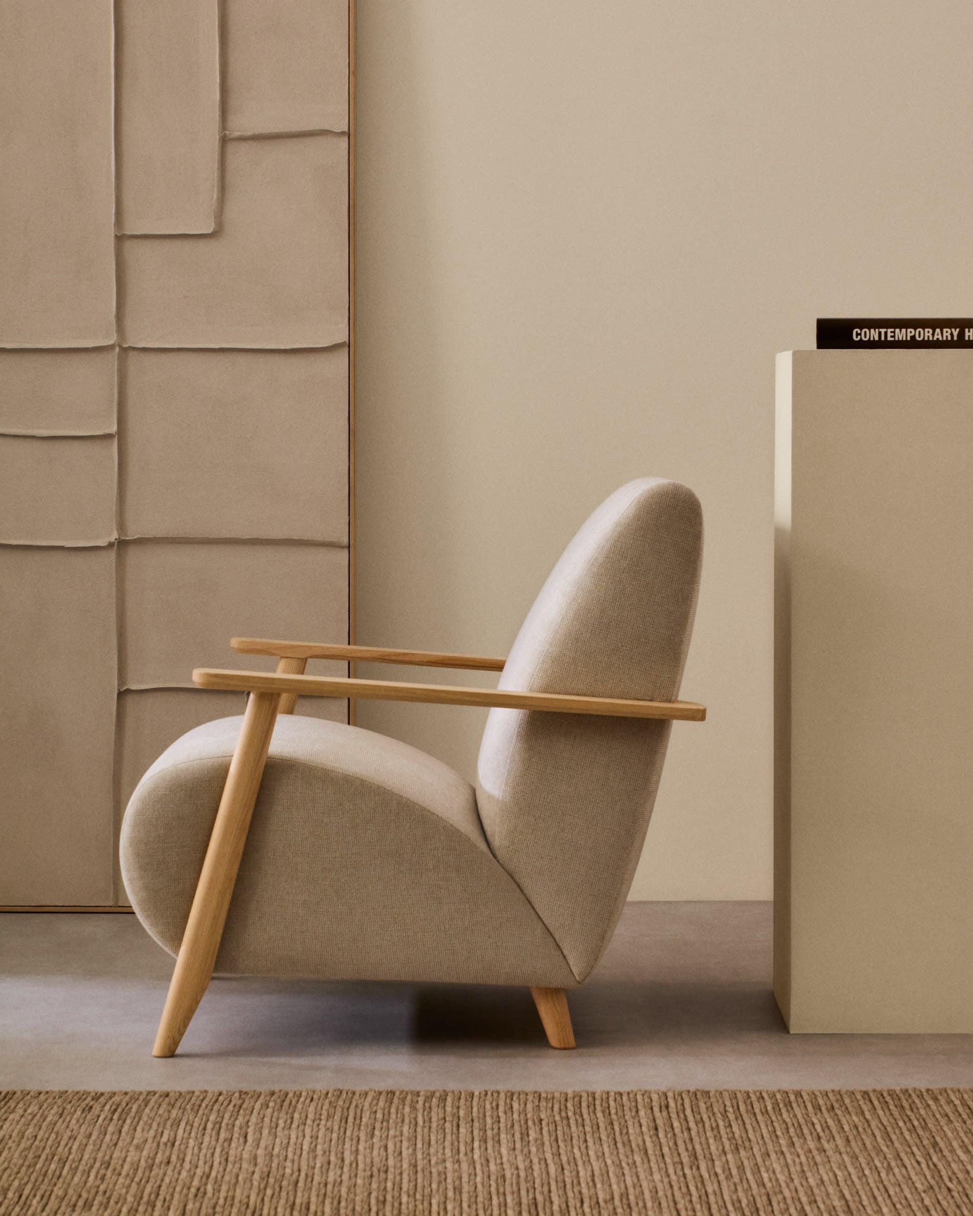 Armchair Meghan made of pearl chicken and solid ash wood with natural finish FSC Mix C