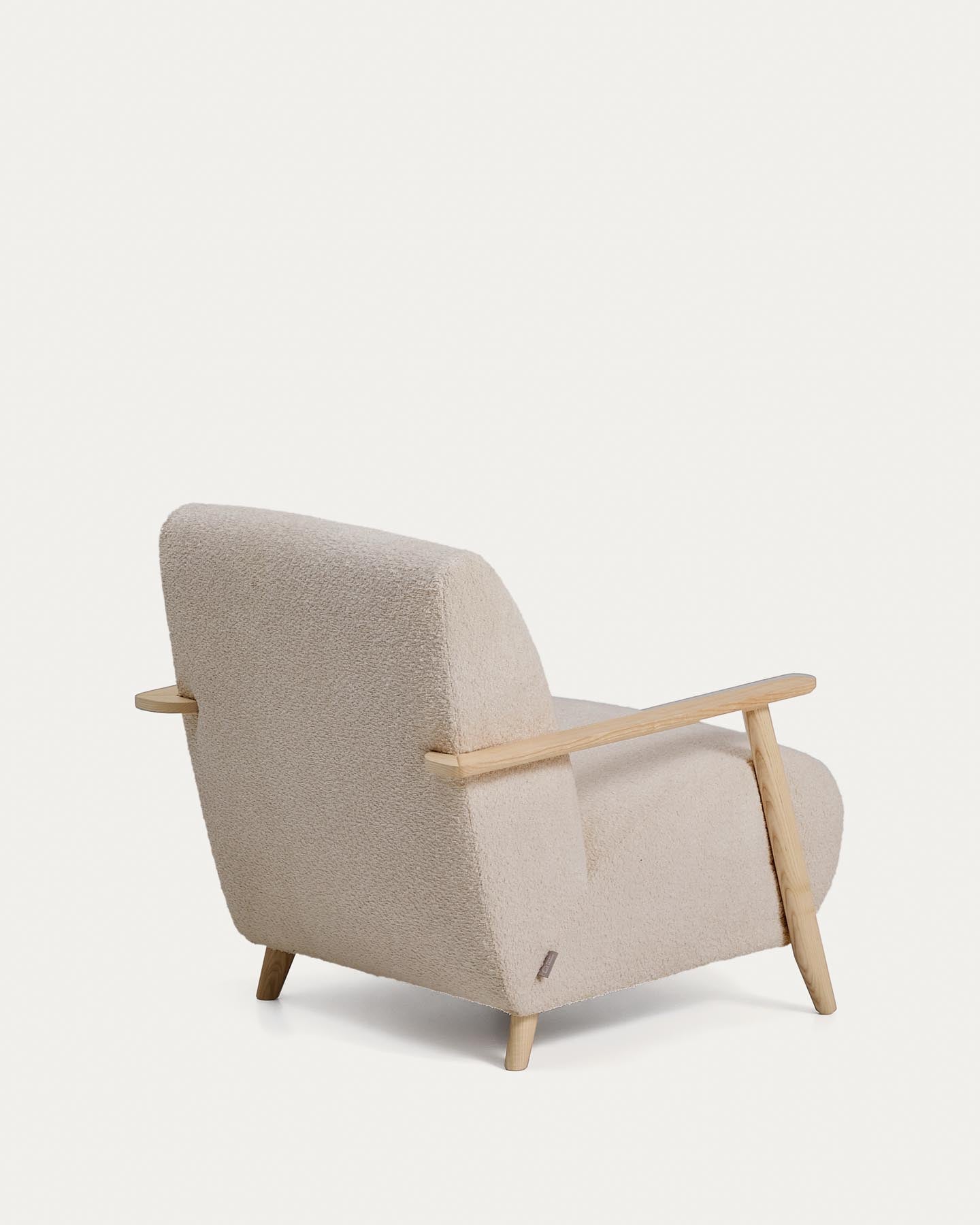 Sessel Meghan in beigem, schwer entflammbarem Lammfellimitat mit massivem Eschenholz mit naturfarbenem Finish, FSC Mix Credit in Beige präsentiert im Onlineshop von KAQTU Design AG. Sessel ist von Kave Home