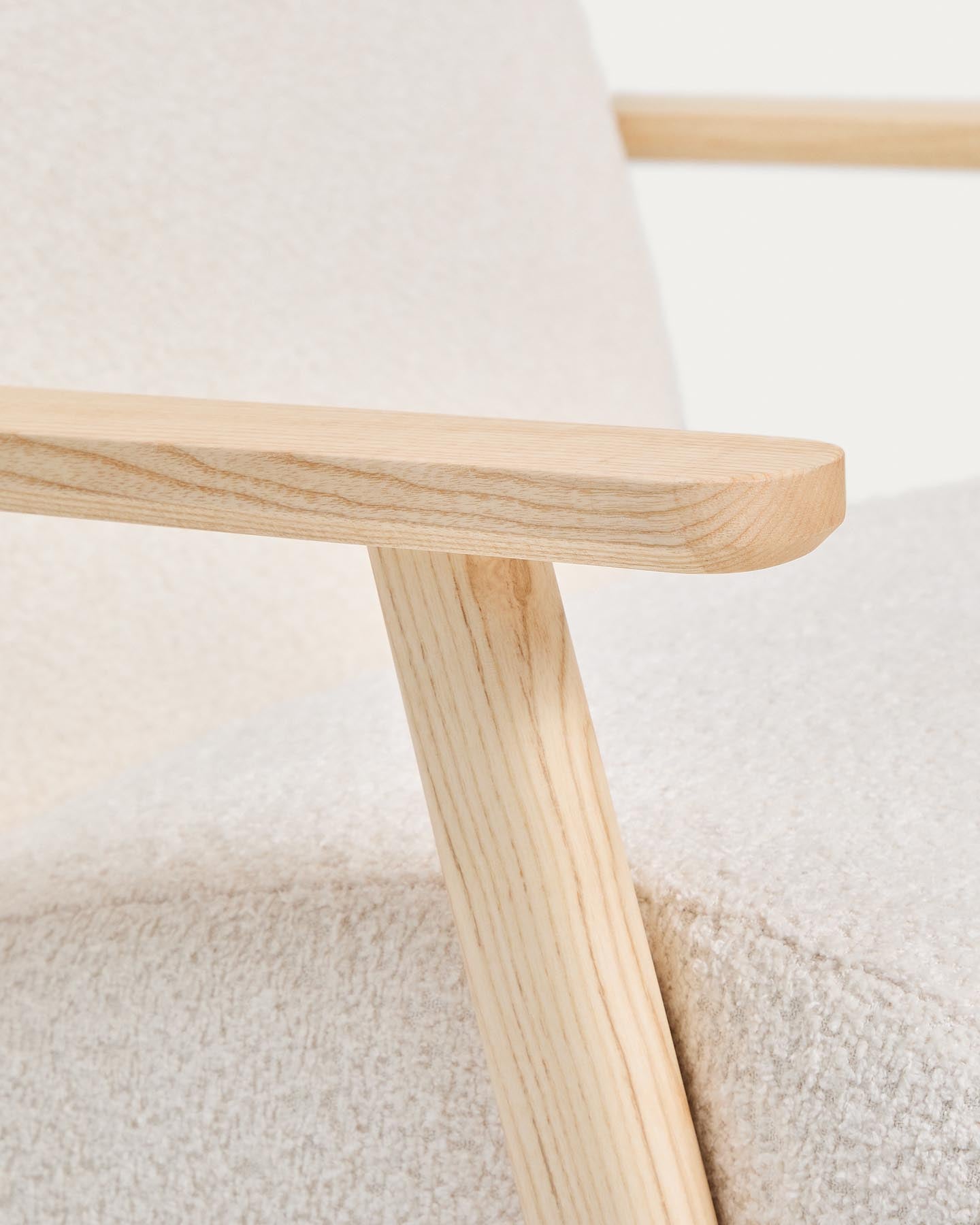 Sessel Meghan in ecrufarbenem, schwer entflammbarem Lammfellimitat mit massivem Eschenholz mit naturfarbenem Finish, FSC Mix Credit in Ecru präsentiert im Onlineshop von KAQTU Design AG. Sessel ist von Kave Home
