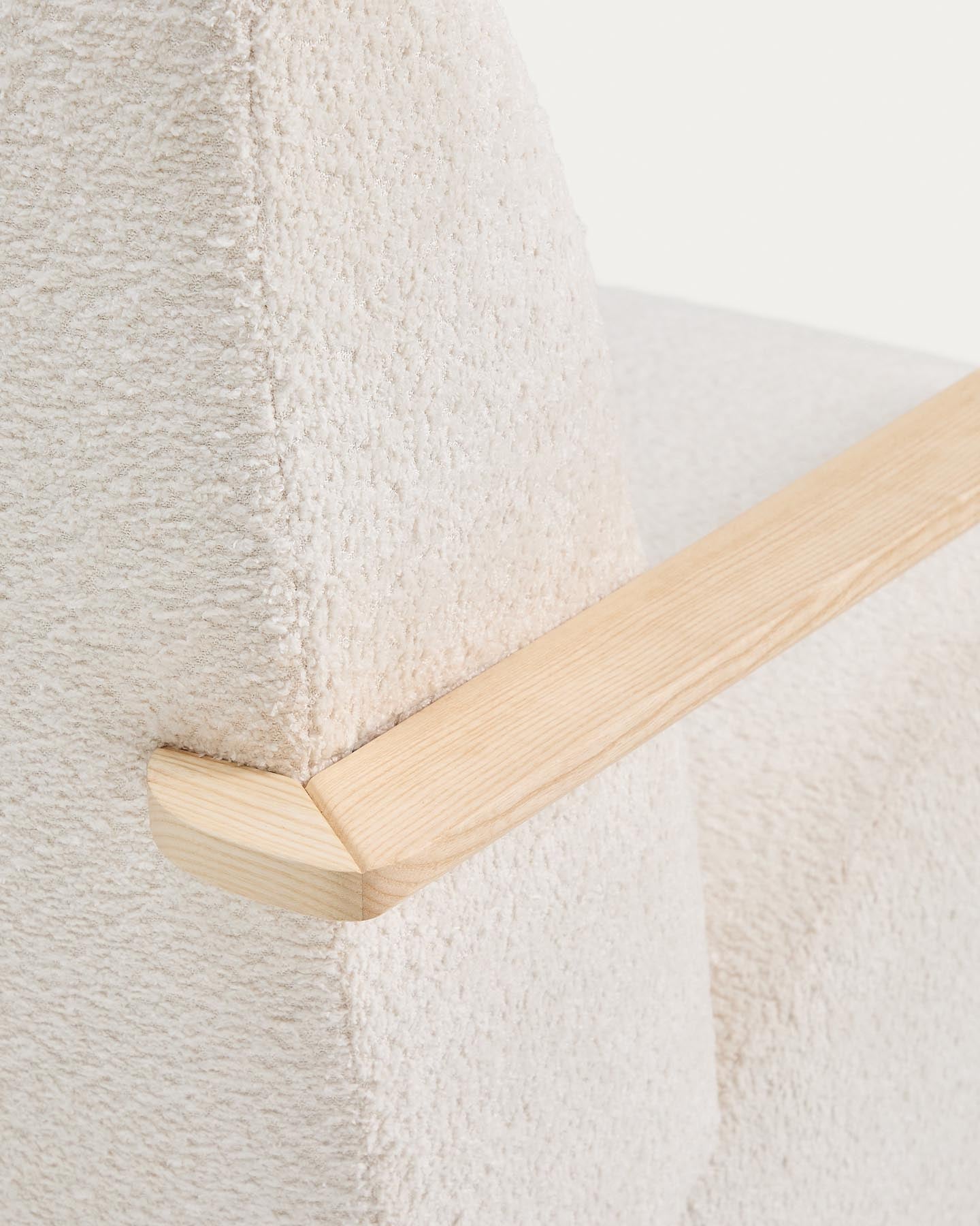 Sessel Meghan in ecrufarbenem, schwer entflammbarem Lammfellimitat mit massivem Eschenholz mit naturfarbenem Finish, FSC Mix Credit in Ecru präsentiert im Onlineshop von KAQTU Design AG. Sessel ist von Kave Home