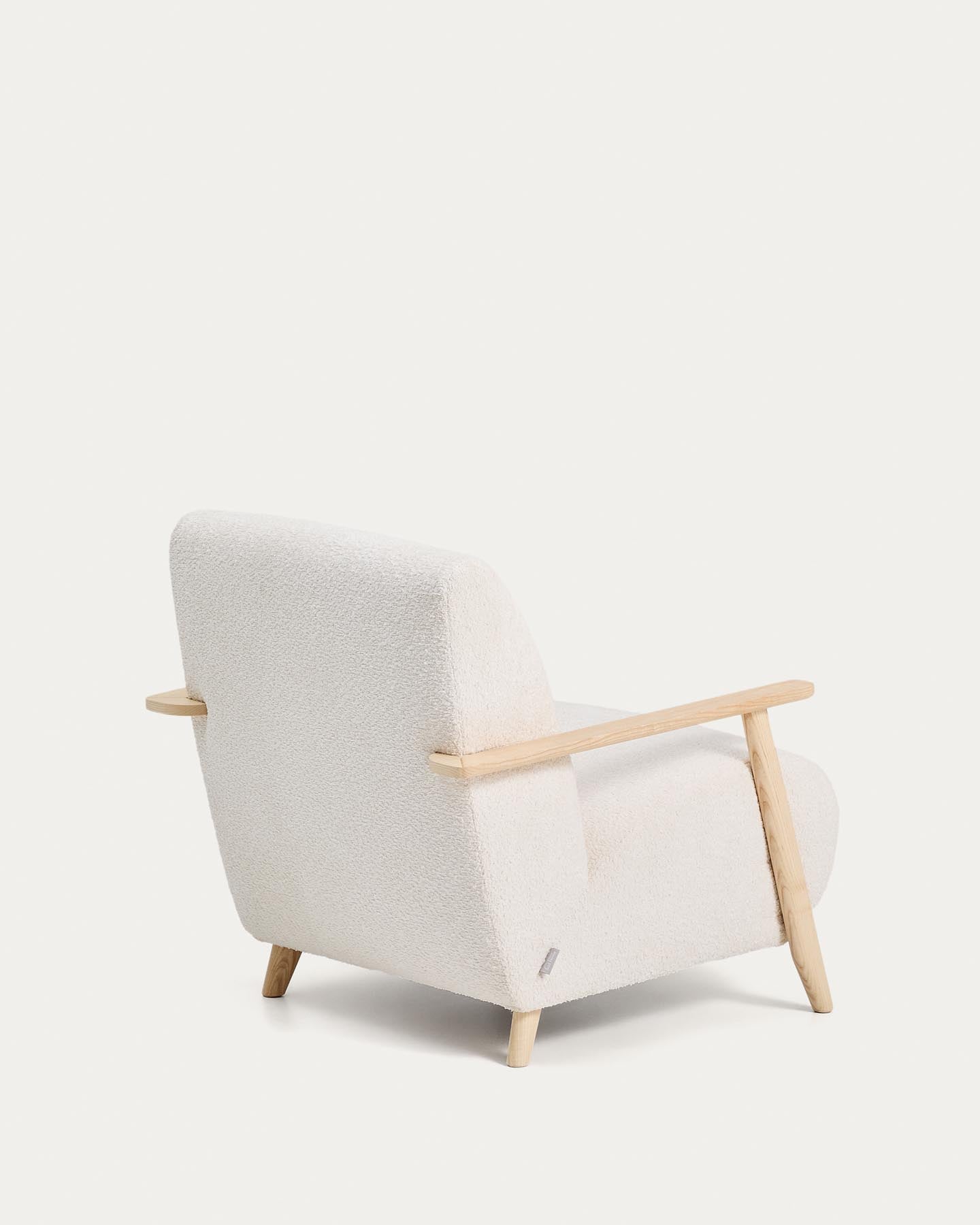 Sessel Meghan in ecrufarbenem, schwer entflammbarem Lammfellimitat mit massivem Eschenholz mit naturfarbenem Finish, FSC Mix Credit in Ecru präsentiert im Onlineshop von KAQTU Design AG. Sessel ist von Kave Home