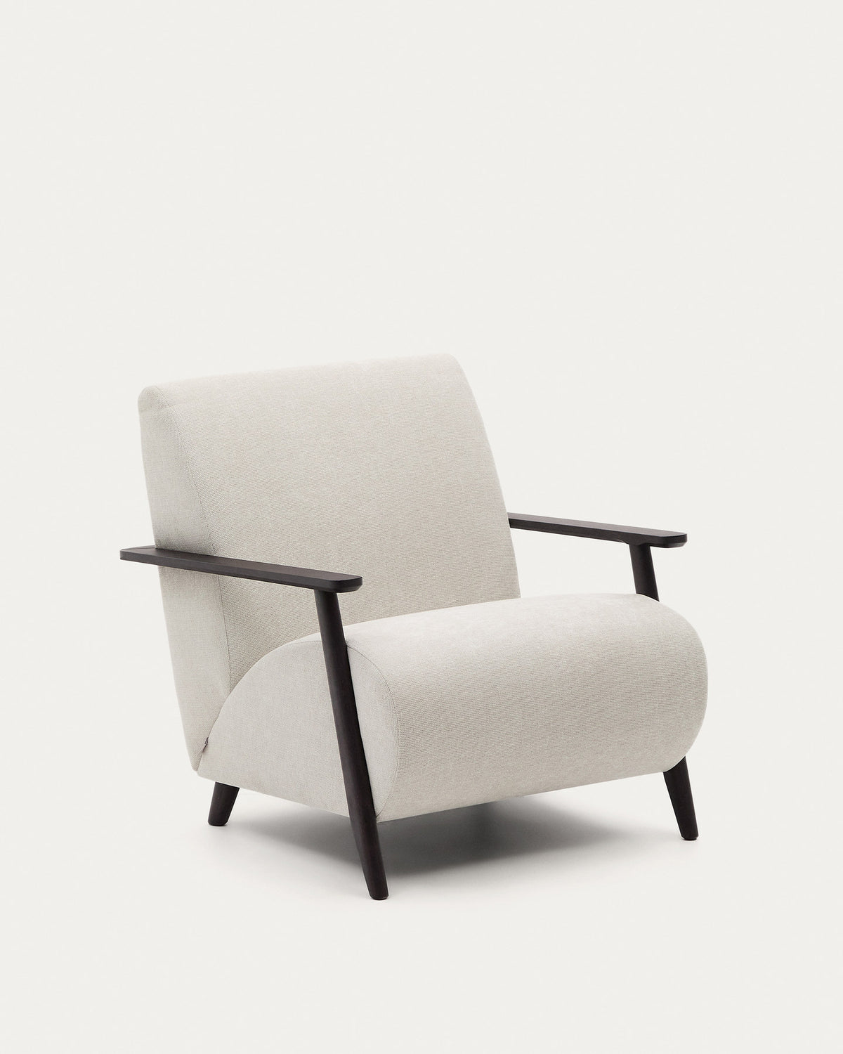 Sessel Meghan aus perlfarbenem Chenille und massivem Eschenholz mit Wenge-Finish FSC Mix Credit in Perle präsentiert im Onlineshop von KAQTU Design AG. Sessel ist von Kave Home