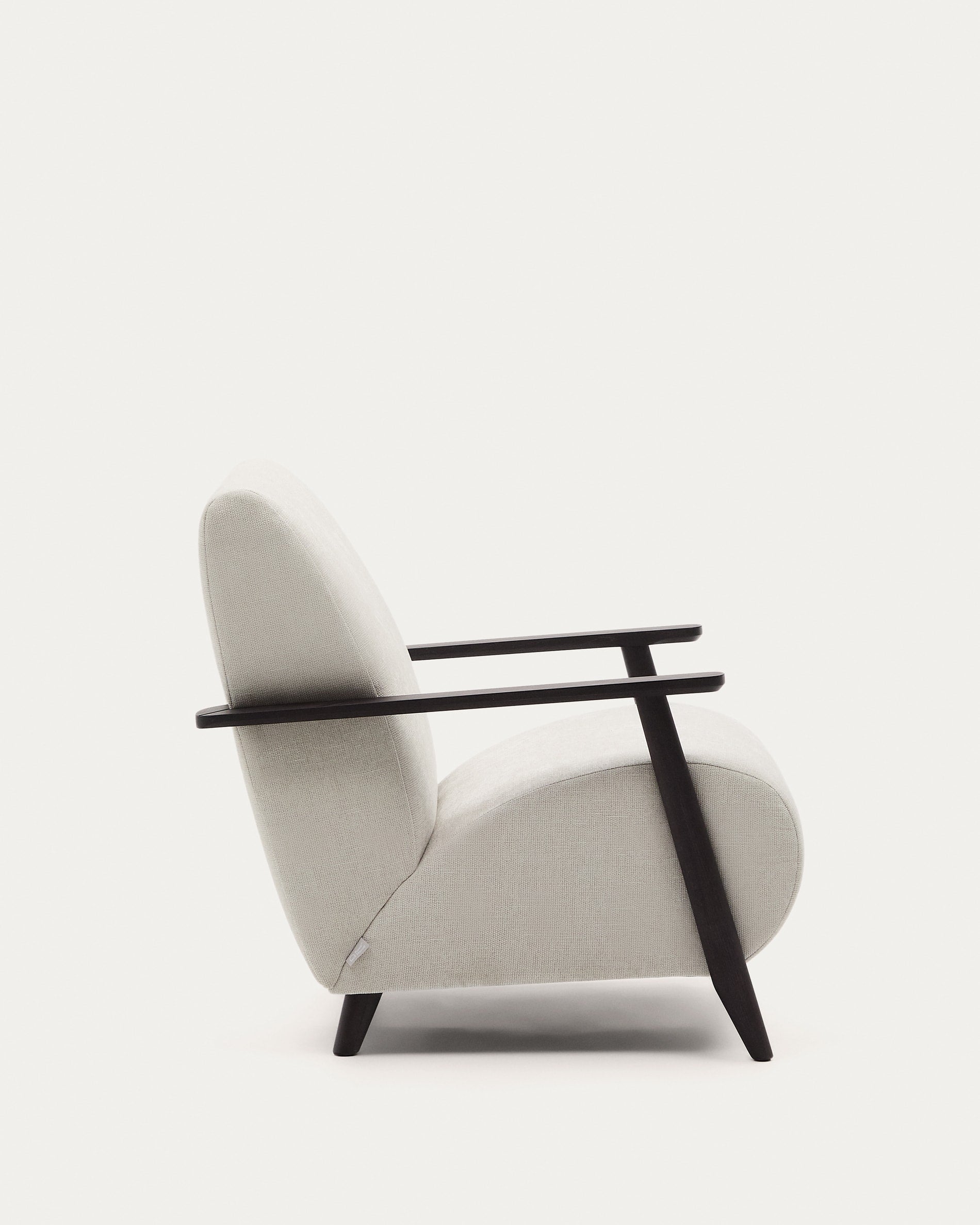 Armchair Meghan made of pearl-colored chenille and solid ash wood with Wenge-Finish FSC Mix C