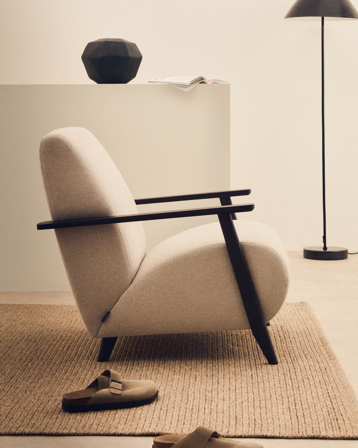 Sessel Meghan aus perlfarbenem Chenille und massivem Eschenholz mit Wenge-Finish FSC Mix Credit in Perle präsentiert im Onlineshop von KAQTU Design AG. Sessel ist von Kave Home