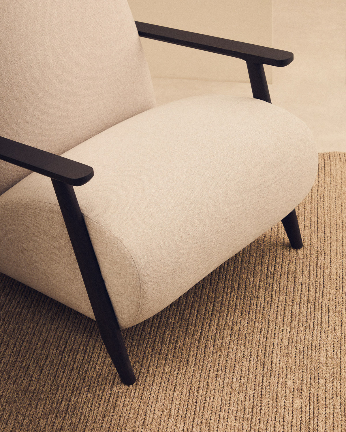 Sessel Meghan aus perlfarbenem Chenille und massivem Eschenholz mit Wenge-Finish FSC Mix Credit in Perle präsentiert im Onlineshop von KAQTU Design AG. Sessel ist von Kave Home