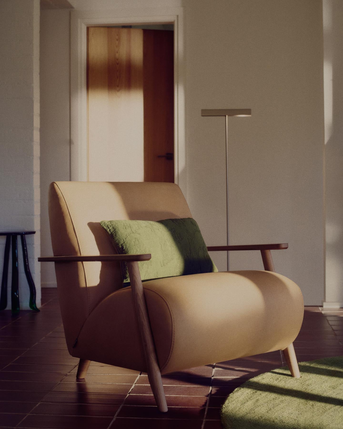 Sessel Meghan in braunem Leder mit massivem Eschenholz mit nussbaumfarbenem Finish, FSC Mix Credit in Braun präsentiert im Onlineshop von KAQTU Design AG. Sessel ist von Kave Home