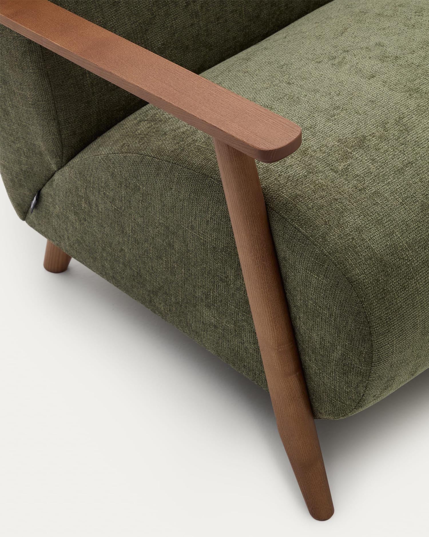 Moderner Meghan Sessel mit grünem Chenille-Stoff, FSC-zertifiziertem Eschenholzrahmen und stilvollem Nussholzfinish, nachhaltig designt.