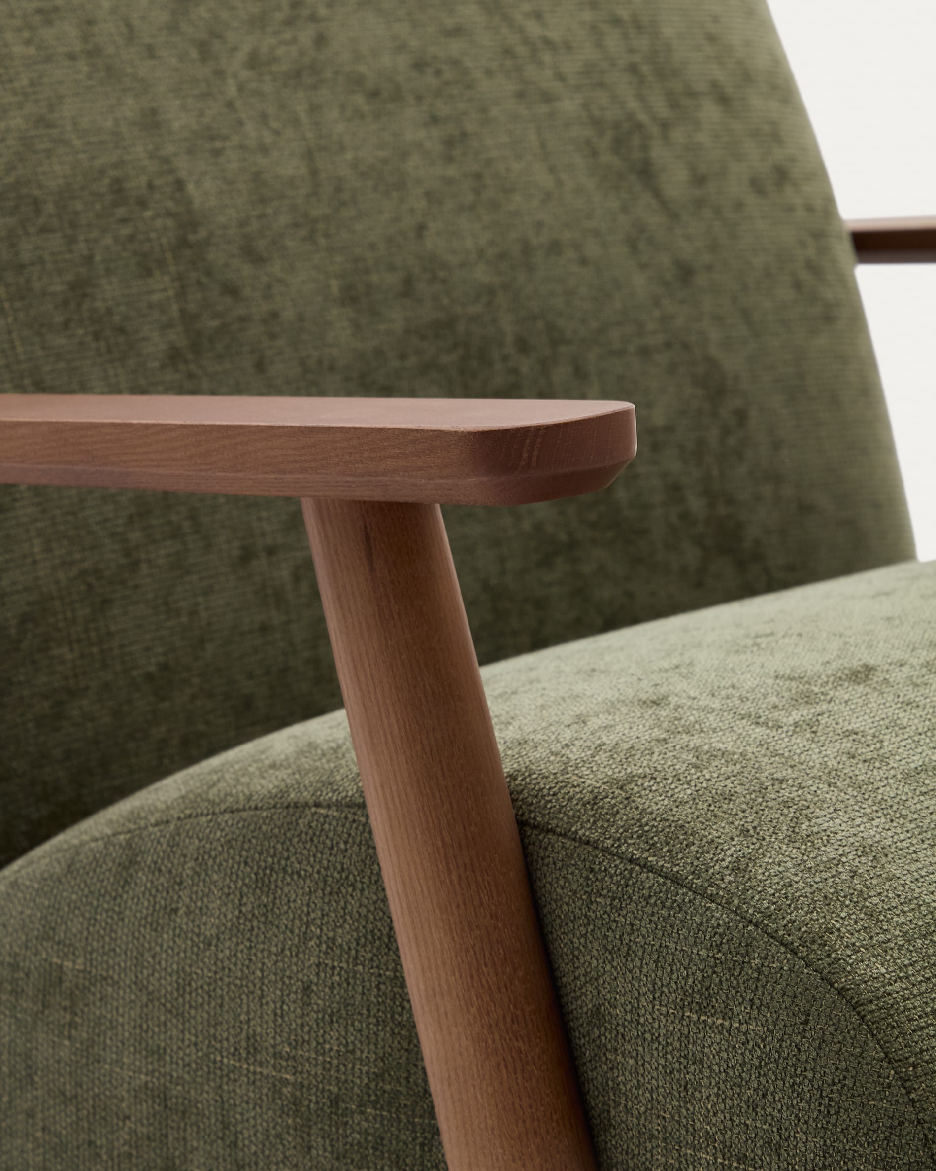 Meghan Sessel mit grünem Chenille-Stoff, Eschenholzrahmen in Nussbaumfinish, FSC-zertifiziert, von Kave Home.
