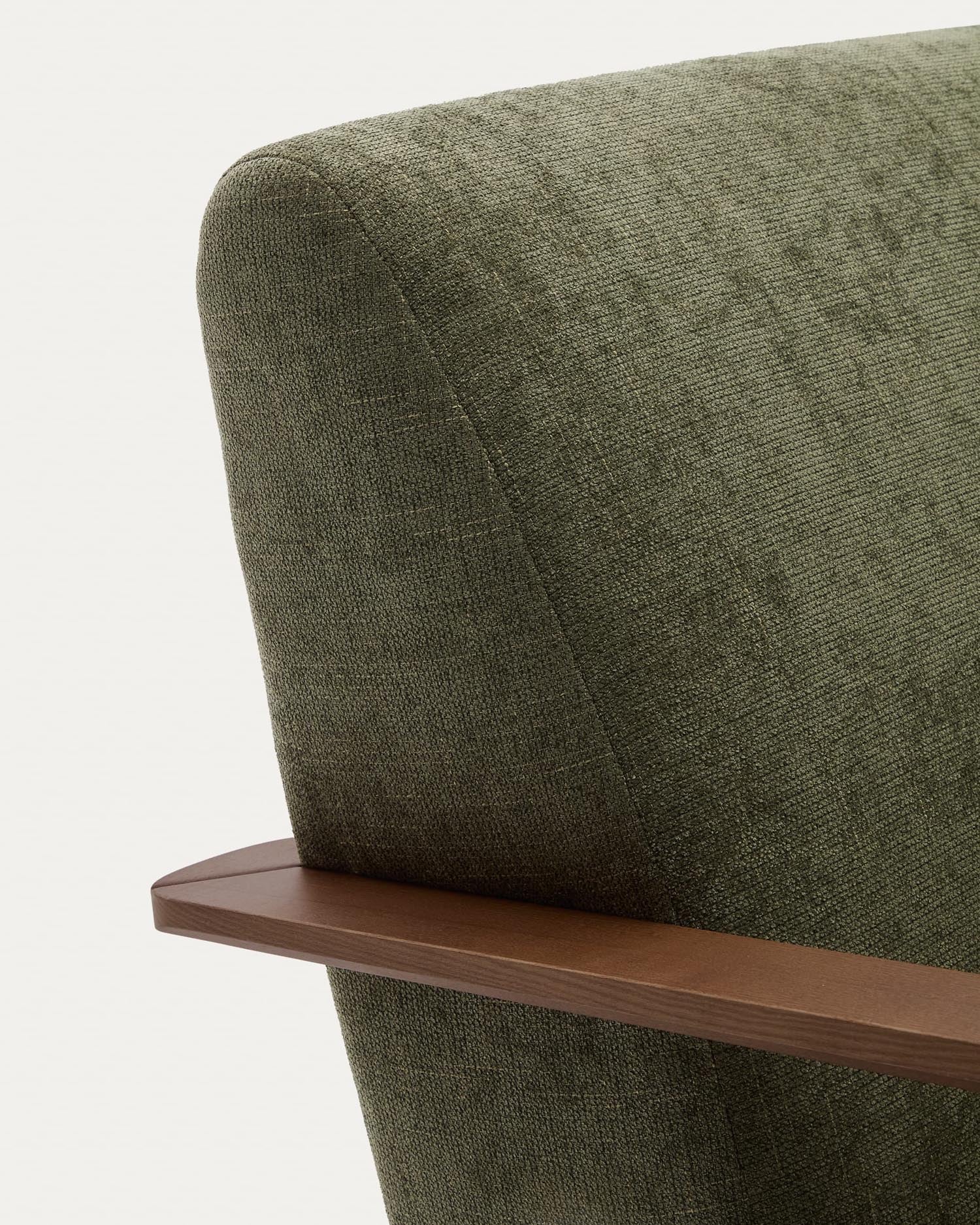Eleganter Meghan Sessel aus grünem Chenille, FSC-zertifiziertem Eschenholz mit Nussholzfinish, nachhaltig und modern.