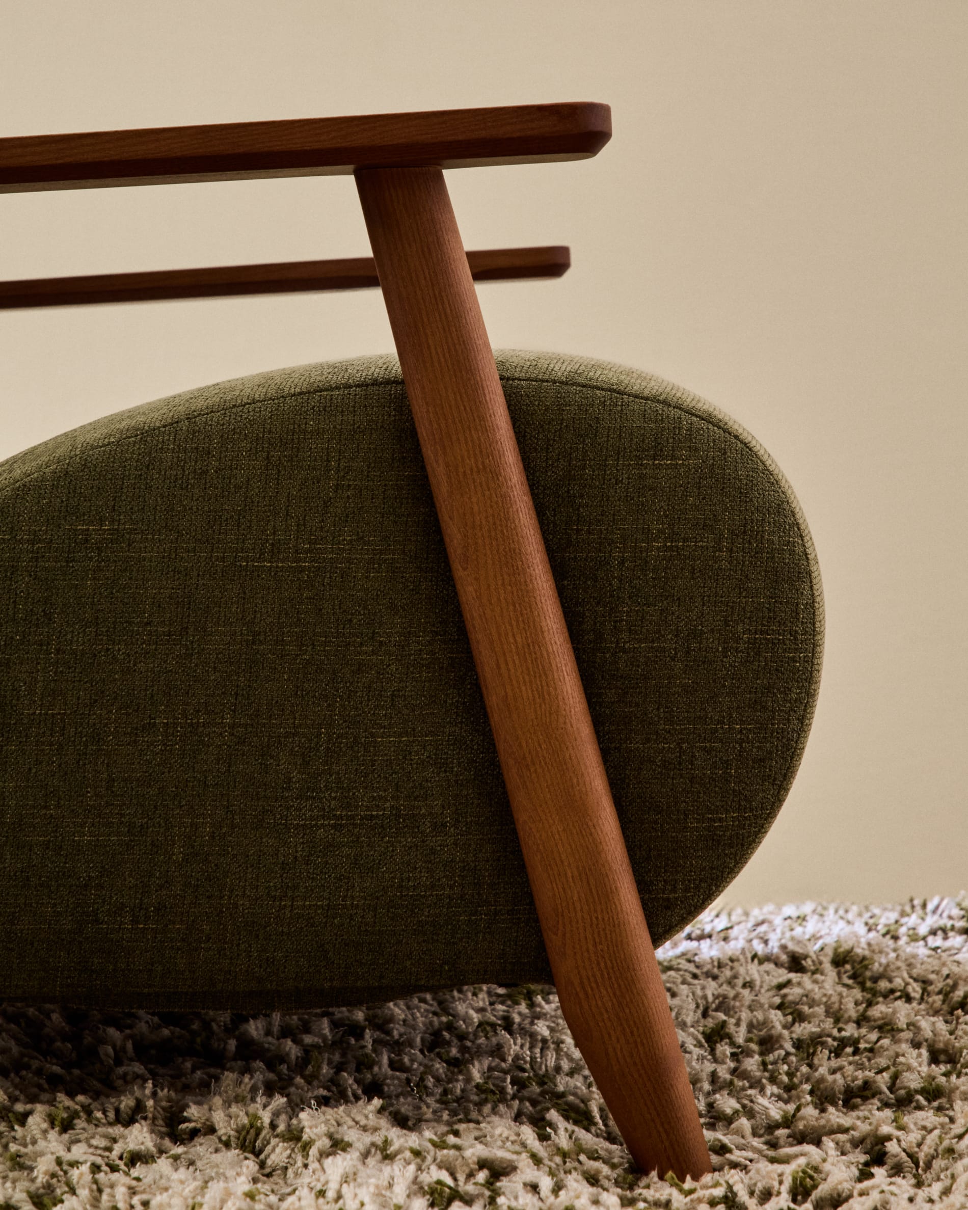 Eleganter Meghan Sessel mit grünem Chenille-Bezug, FSC-zertifiziertem Eschenholzrahmen und edlem Nussbaumfinish von Kave Home.