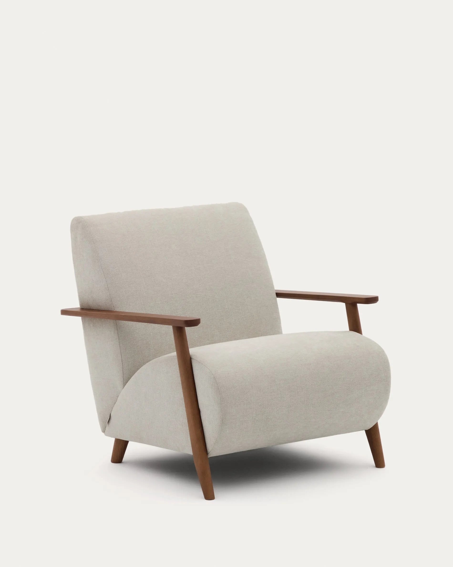 Eleganter Meghan Sessel aus perlfarbenem Chenille, massivem Eschenholz mit Nussholzfinish, FSC-zertifiziert von Kave Home.