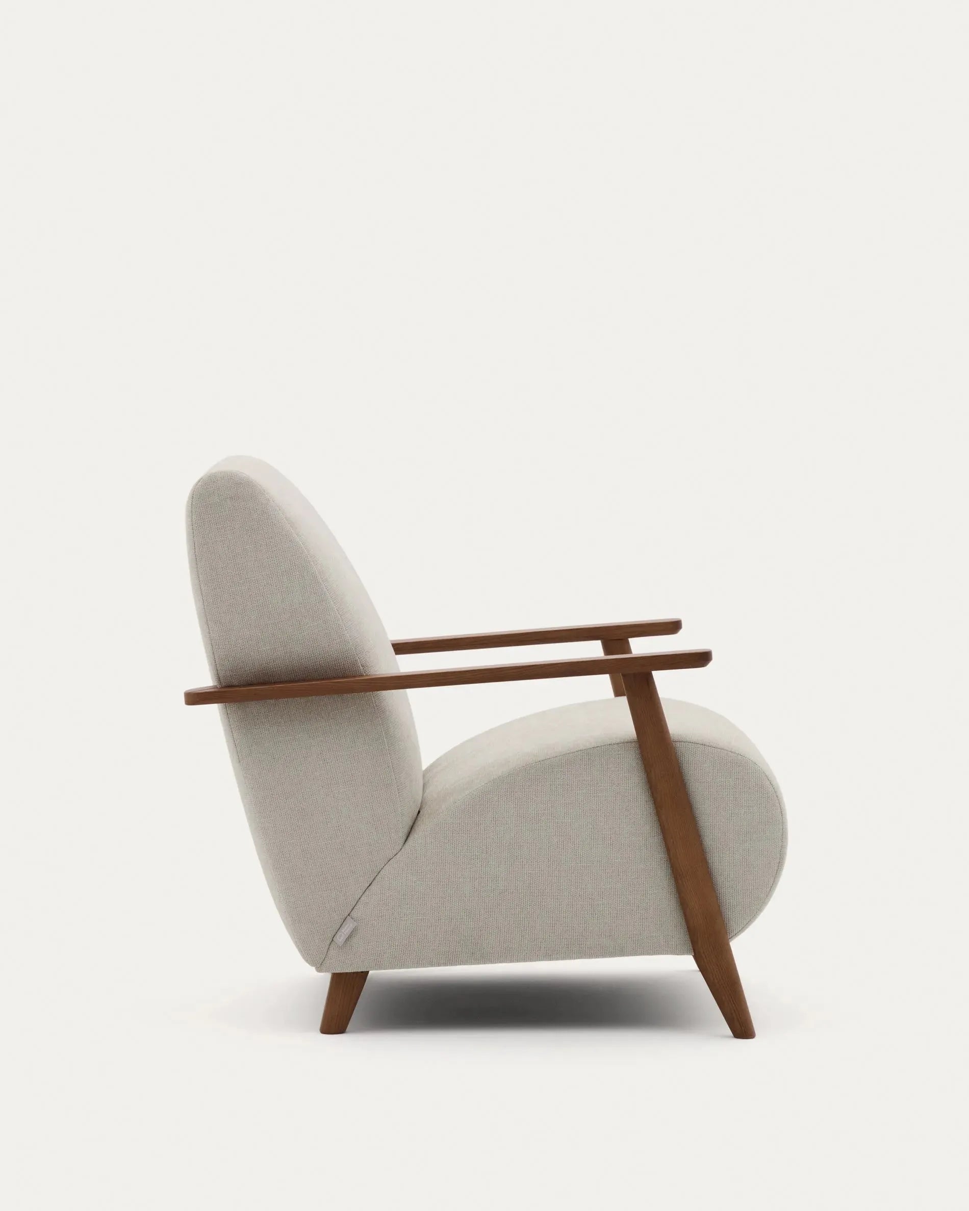 Stilvoller Meghan Sessel aus perlfarbenem Chenille, Eschenholz mit edlem Nussholzfinish, FSC-zertifiziert von Kave Home.